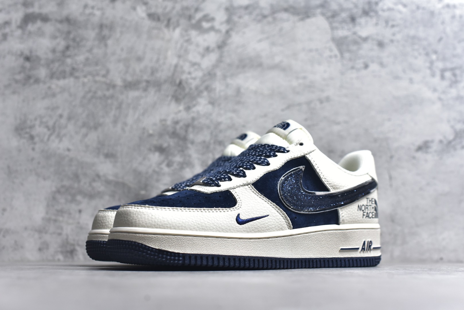 图片[2]-#海外限量发售！公司级NIke Air Force 1 \’07 Low “北面联名”空军一号 低帮 运动鞋 休闲鞋 折边针车 工艺难度大 原楦头原纸板 原装鞋盒 定制五金配件 内置全掌气垫 原厂鞋底 货号：QY6818-523 尺码：36 36.5 37.5 38 38.5 39 40 40.5 41 42 42.5 43 44 44.5 45-选品中心