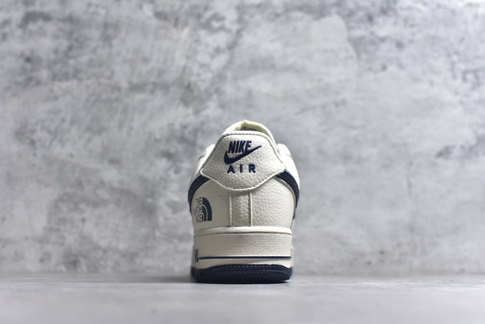 图片[5]-#海外限量发售！公司级NIke Air Force 1 \’07 Low “北面联名”空军一号 低帮 运动鞋 休闲鞋 折边针车 工艺难度大 原楦头原纸板 原装鞋盒 定制五金配件 内置全掌气垫 原厂鞋底 货号：QY6818-523 尺码：36 36.5 37.5 38 38.5 39 40 40.5 41 42 42.5 43 44 44.5 45-选品中心