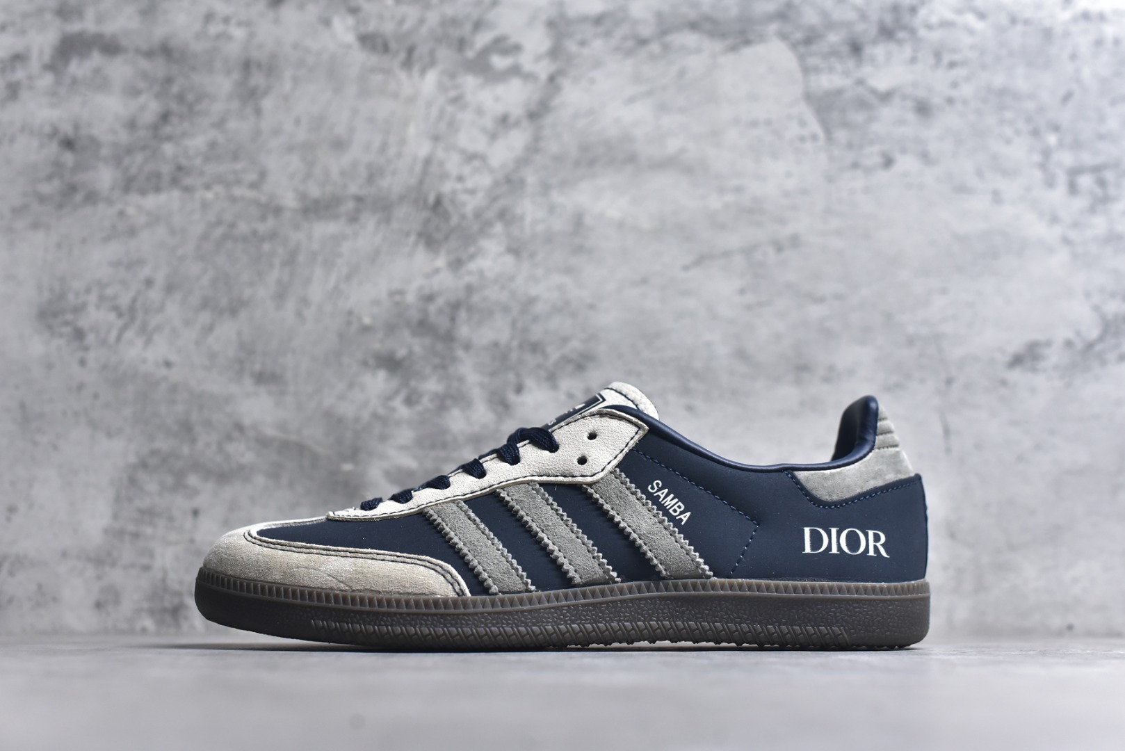 #独家实拍✨定制版Fendi x Ad Samba Og 定制配色 芬迪联名 阿迪桑巴系列徳训风低帮百搭休闲板鞋 DX0007 定制鞋盒 大厂流水作业生产 超高清洁度 皮料切割干净无任何毛边 细节完美 尺码：36 36.5 37.5 38 38.5 39 40 40.5 41 42 42.5 43 44 44.5 45-选品中心