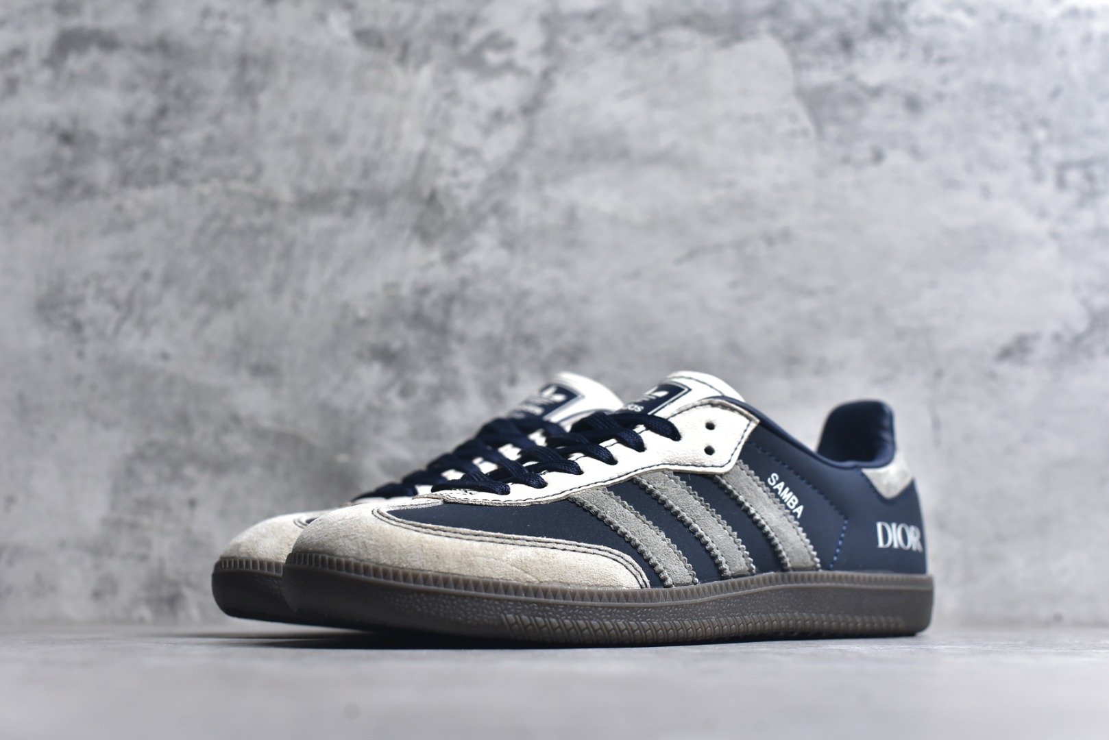 图片[2]-#独家实拍✨定制版Fendi x Ad Samba Og 定制配色 芬迪联名 阿迪桑巴系列徳训风低帮百搭休闲板鞋 DX0007 定制鞋盒 大厂流水作业生产 超高清洁度 皮料切割干净无任何毛边 细节完美 尺码：36 36.5 37.5 38 38.5 39 40 40.5 41 42 42.5 43 44 44.5 45-选品中心