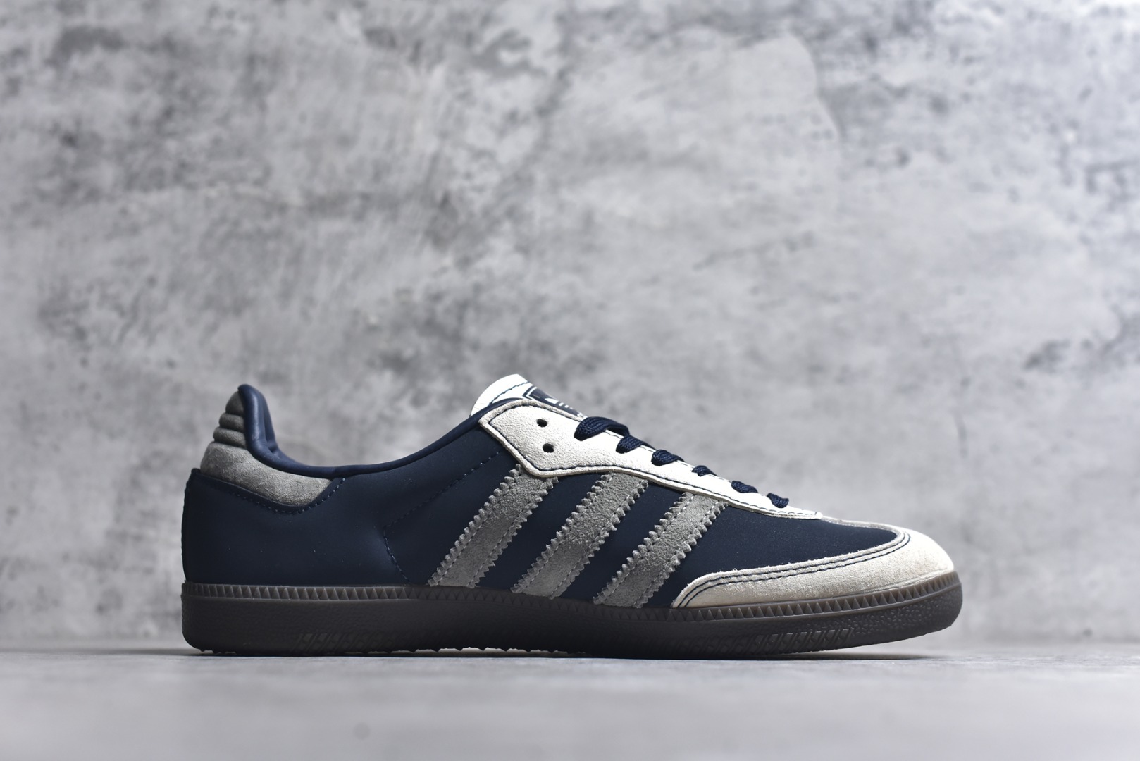 图片[3]-#独家实拍✨定制版Fendi x Ad Samba Og 定制配色 芬迪联名 阿迪桑巴系列徳训风低帮百搭休闲板鞋 DX0007 定制鞋盒 大厂流水作业生产 超高清洁度 皮料切割干净无任何毛边 细节完美 尺码：36 36.5 37.5 38 38.5 39 40 40.5 41 42 42.5 43 44 44.5 45-选品中心