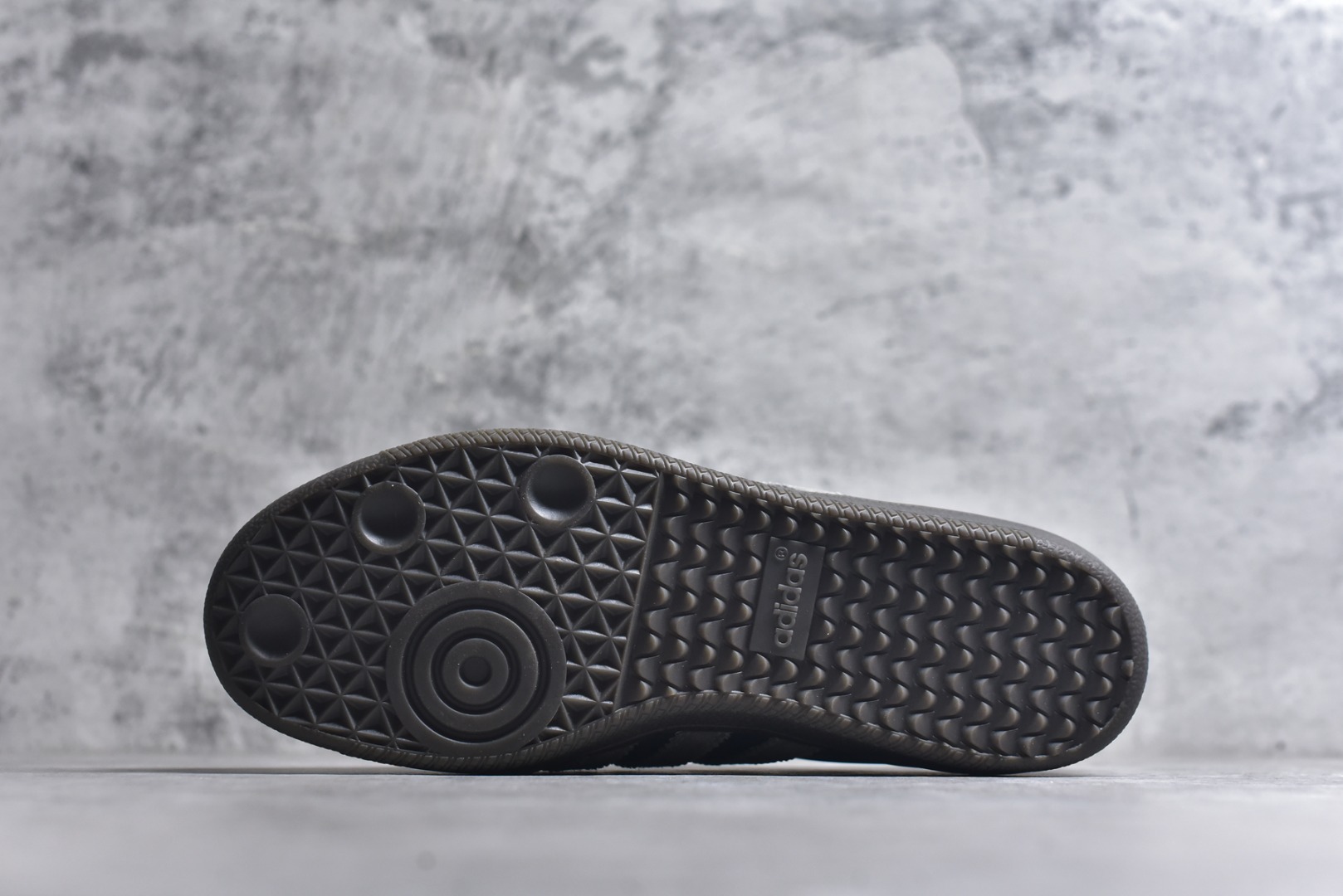 图片[6]-#独家实拍✨定制版Fendi x Ad Samba Og 定制配色 芬迪联名 阿迪桑巴系列徳训风低帮百搭休闲板鞋 DX0007 定制鞋盒 大厂流水作业生产 超高清洁度 皮料切割干净无任何毛边 细节完美 尺码：36 36.5 37.5 38 38.5 39 40 40.5 41 42 42.5 43 44 44.5 45-选品中心