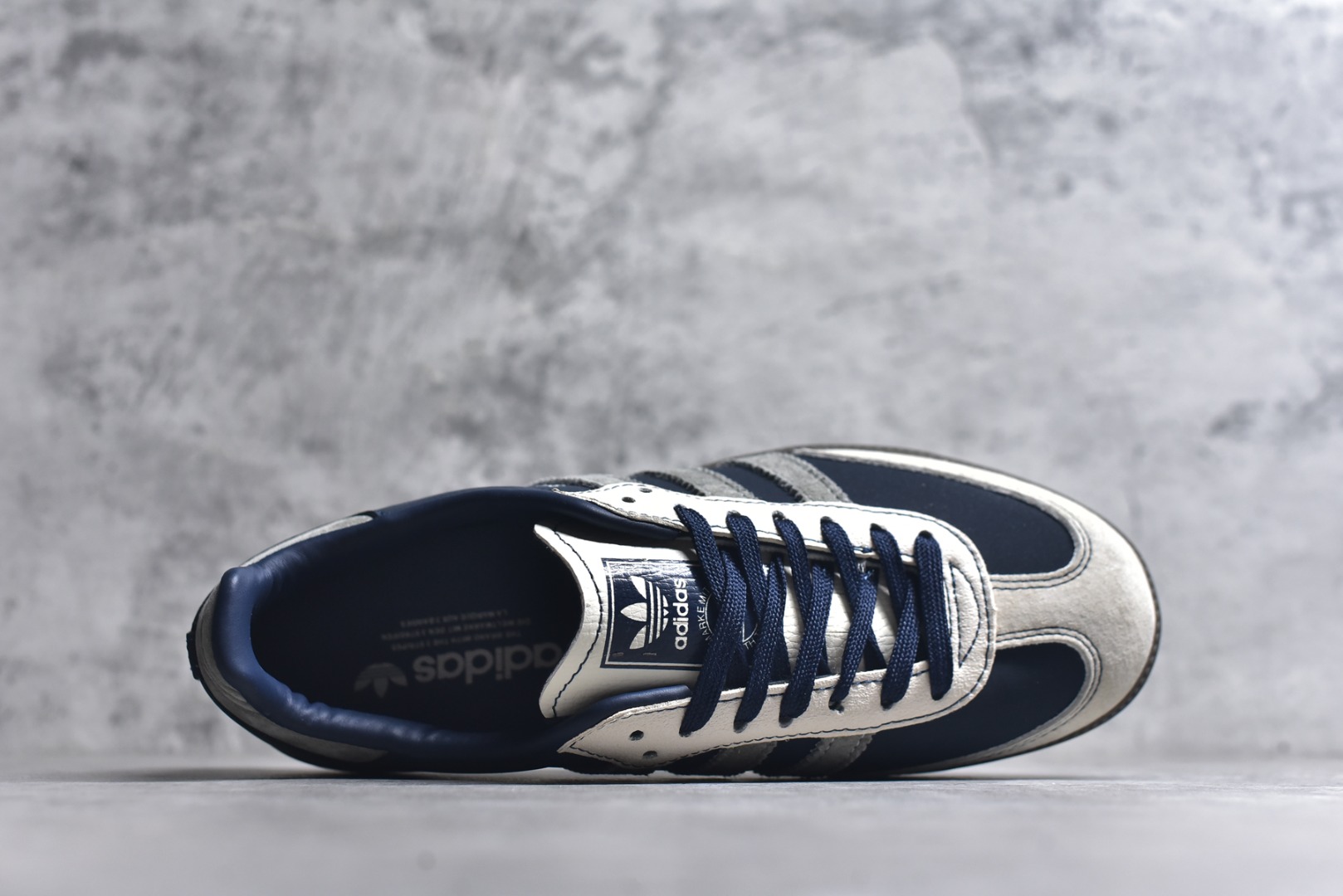 图片[4]-#独家实拍✨定制版Fendi x Ad Samba Og 定制配色 芬迪联名 阿迪桑巴系列徳训风低帮百搭休闲板鞋 DX0007 定制鞋盒 大厂流水作业生产 超高清洁度 皮料切割干净无任何毛边 细节完美 尺码：36 36.5 37.5 38 38.5 39 40 40.5 41 42 42.5 43 44 44.5 45-选品中心