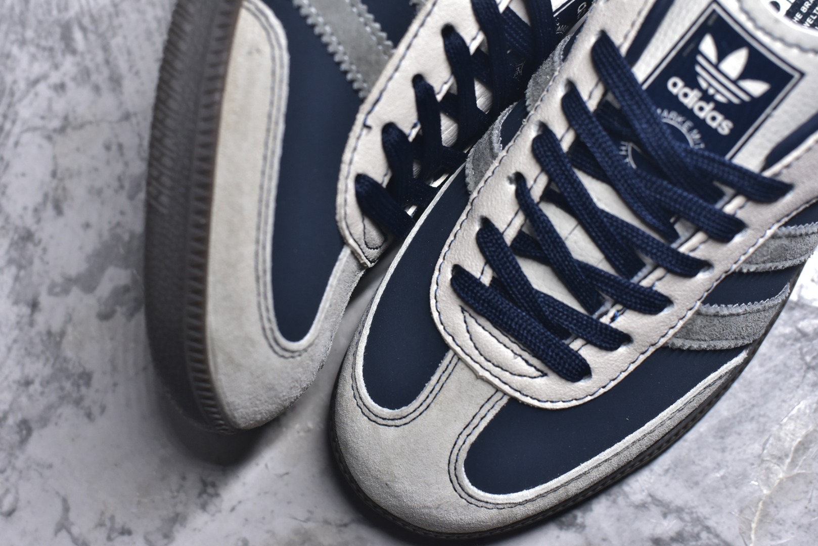 图片[8]-#独家实拍✨定制版Fendi x Ad Samba Og 定制配色 芬迪联名 阿迪桑巴系列徳训风低帮百搭休闲板鞋 DX0007 定制鞋盒 大厂流水作业生产 超高清洁度 皮料切割干净无任何毛边 细节完美 尺码：36 36.5 37.5 38 38.5 39 40 40.5 41 42 42.5 43 44 44.5 45-选品中心