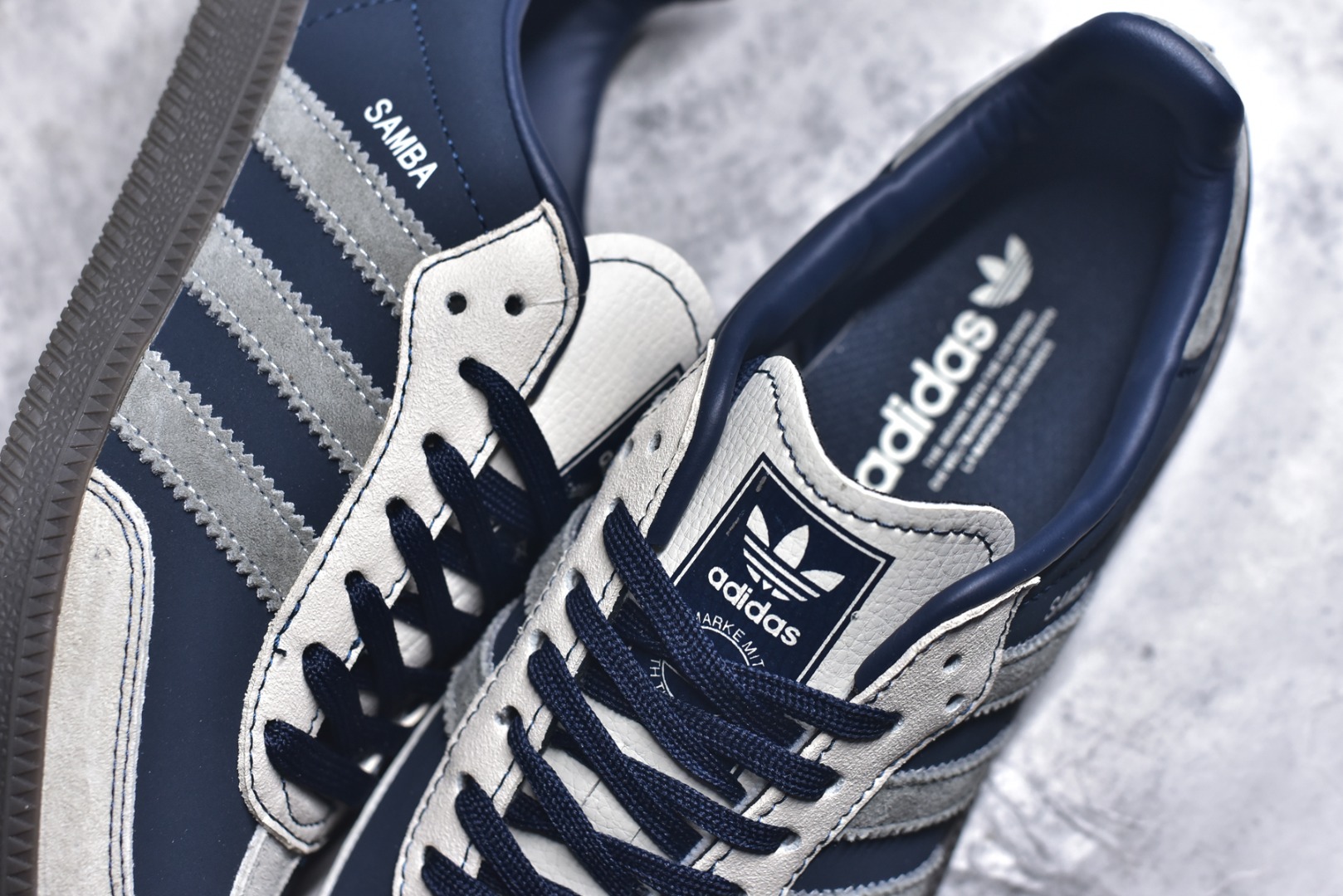 图片[9]-#独家实拍✨定制版Fendi x Ad Samba Og 定制配色 芬迪联名 阿迪桑巴系列徳训风低帮百搭休闲板鞋 DX0007 定制鞋盒 大厂流水作业生产 超高清洁度 皮料切割干净无任何毛边 细节完美 尺码：36 36.5 37.5 38 38.5 39 40 40.5 41 42 42.5 43 44 44.5 45-选品中心