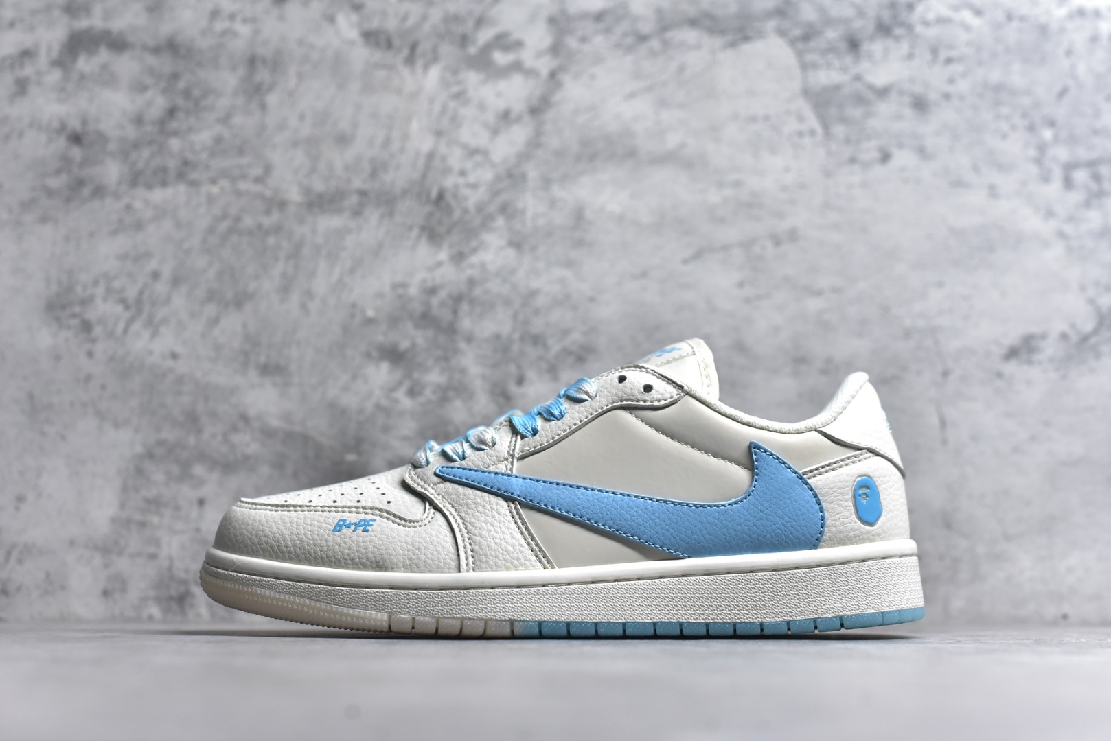 #乔丹Fragment x Travis Scott xDior Air Jordan 1 Low 三方联名倒钩，整双鞋以全荔枝皮打造，腰身搭配白色「倒勾」，再点缀上Travis Scott 标志性的Logo，后跟处以藤原浩最拿手的蓝色为主色调，完善极具Fragment Design的白蓝黑设计风格，左右脚分别以Travis Scott鬼脸和乔丹飞翼加以修饰，彰显出三方联名的奢华格调 尺码： 36 36.5 37.5 38 38.5 39 40 40.5 41 42 42.5 43 44 45 货号：DM7866-107-选品中心