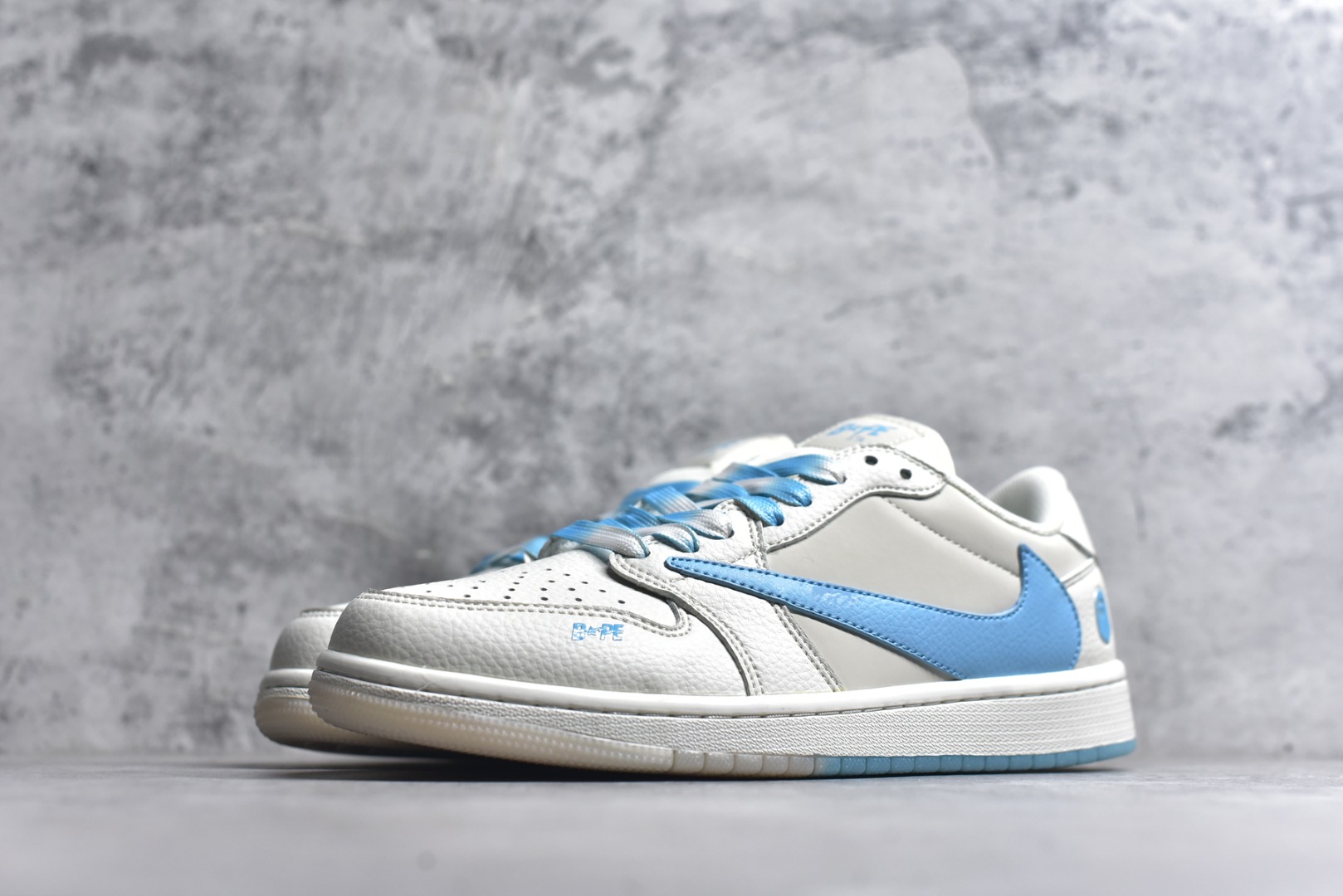 图片[2]-#乔丹Fragment x Travis Scott xDior Air Jordan 1 Low 三方联名倒钩，整双鞋以全荔枝皮打造，腰身搭配白色「倒勾」，再点缀上Travis Scott 标志性的Logo，后跟处以藤原浩最拿手的蓝色为主色调，完善极具Fragment Design的白蓝黑设计风格，左右脚分别以Travis Scott鬼脸和乔丹飞翼加以修饰，彰显出三方联名的奢华格调 尺码： 36 36.5 37.5 38 38.5 39 40 40.5 41 42 42.5 43 44 45 货号：DM7866-107-选品中心