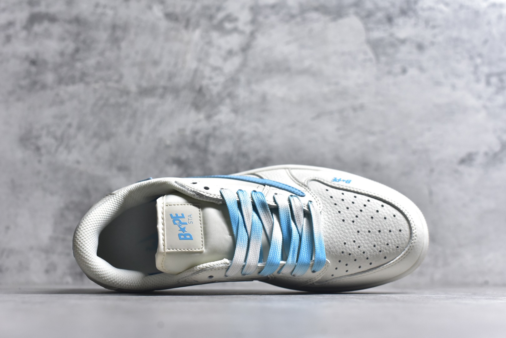 图片[4]-#乔丹Fragment x Travis Scott xDior Air Jordan 1 Low 三方联名倒钩，整双鞋以全荔枝皮打造，腰身搭配白色「倒勾」，再点缀上Travis Scott 标志性的Logo，后跟处以藤原浩最拿手的蓝色为主色调，完善极具Fragment Design的白蓝黑设计风格，左右脚分别以Travis Scott鬼脸和乔丹飞翼加以修饰，彰显出三方联名的奢华格调 尺码： 36 36.5 37.5 38 38.5 39 40 40.5 41 42 42.5 43 44 45 货号：DM7866-107-选品中心