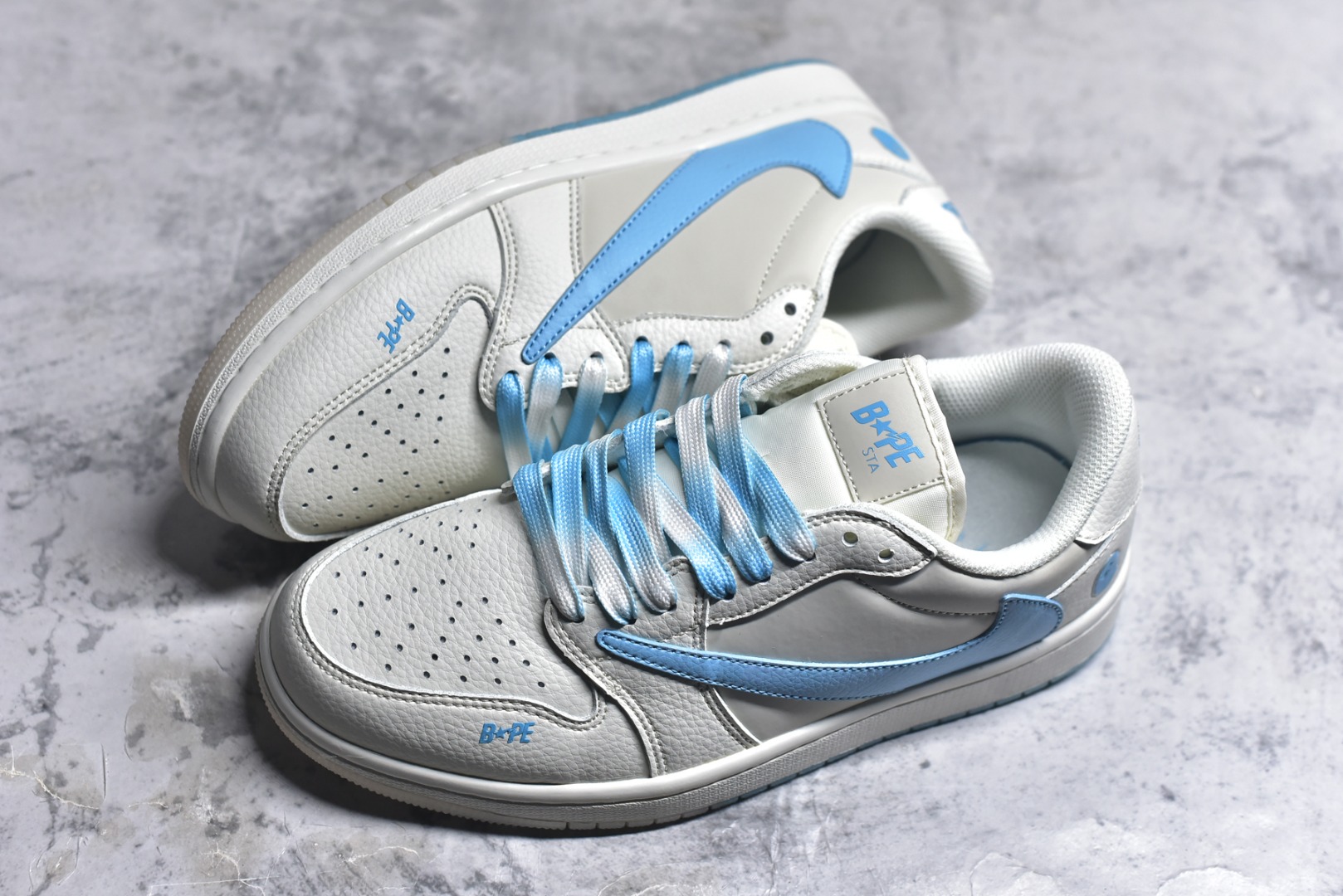 图片[7]-#乔丹Fragment x Travis Scott xDior Air Jordan 1 Low 三方联名倒钩，整双鞋以全荔枝皮打造，腰身搭配白色「倒勾」，再点缀上Travis Scott 标志性的Logo，后跟处以藤原浩最拿手的蓝色为主色调，完善极具Fragment Design的白蓝黑设计风格，左右脚分别以Travis Scott鬼脸和乔丹飞翼加以修饰，彰显出三方联名的奢华格调 尺码： 36 36.5 37.5 38 38.5 39 40 40.5 41 42 42.5 43 44 45 货号：DM7866-107-选品中心