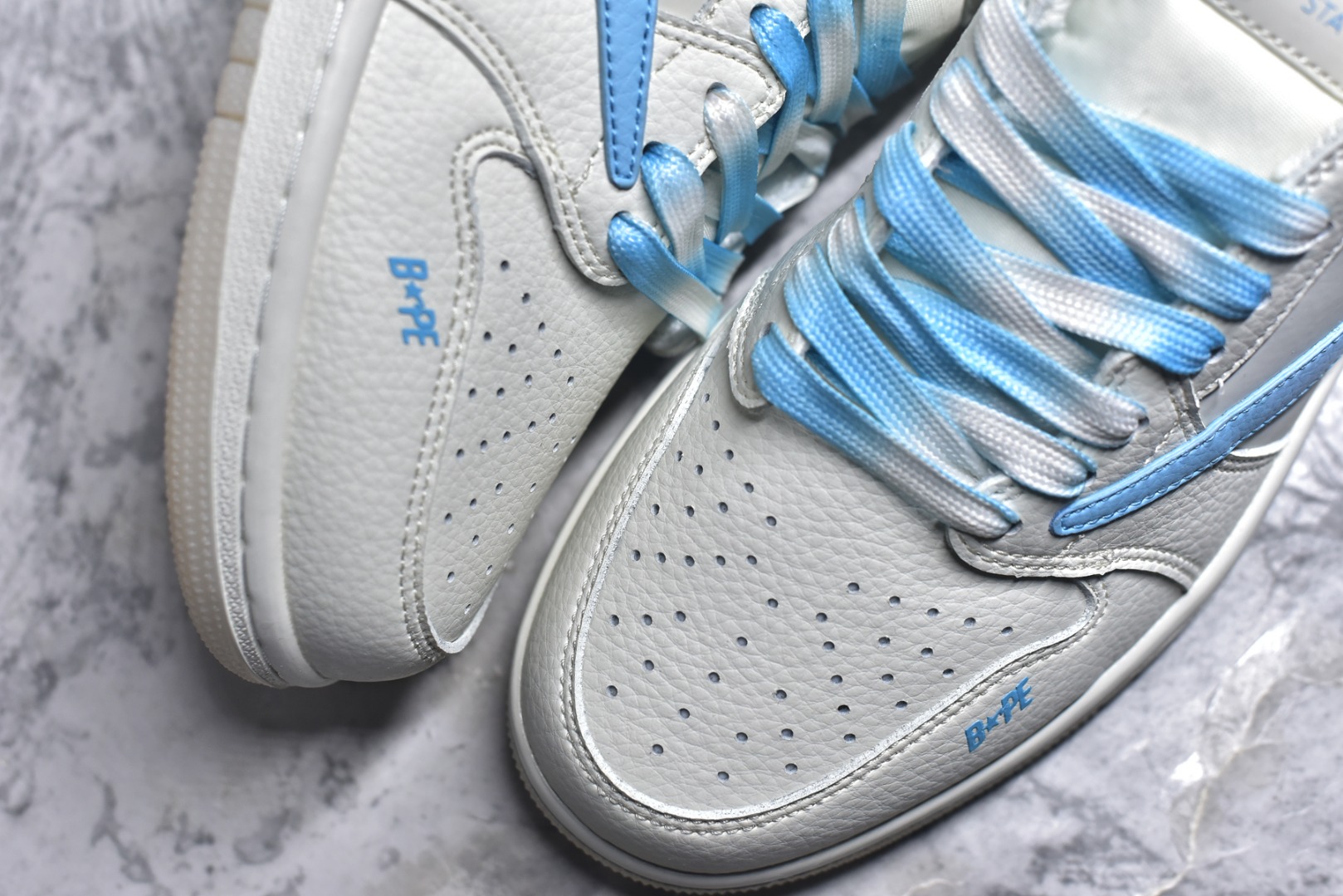 图片[8]-#乔丹Fragment x Travis Scott xDior Air Jordan 1 Low 三方联名倒钩，整双鞋以全荔枝皮打造，腰身搭配白色「倒勾」，再点缀上Travis Scott 标志性的Logo，后跟处以藤原浩最拿手的蓝色为主色调，完善极具Fragment Design的白蓝黑设计风格，左右脚分别以Travis Scott鬼脸和乔丹飞翼加以修饰，彰显出三方联名的奢华格调 尺码： 36 36.5 37.5 38 38.5 39 40 40.5 41 42 42.5 43 44 45 货号：DM7866-107-选品中心