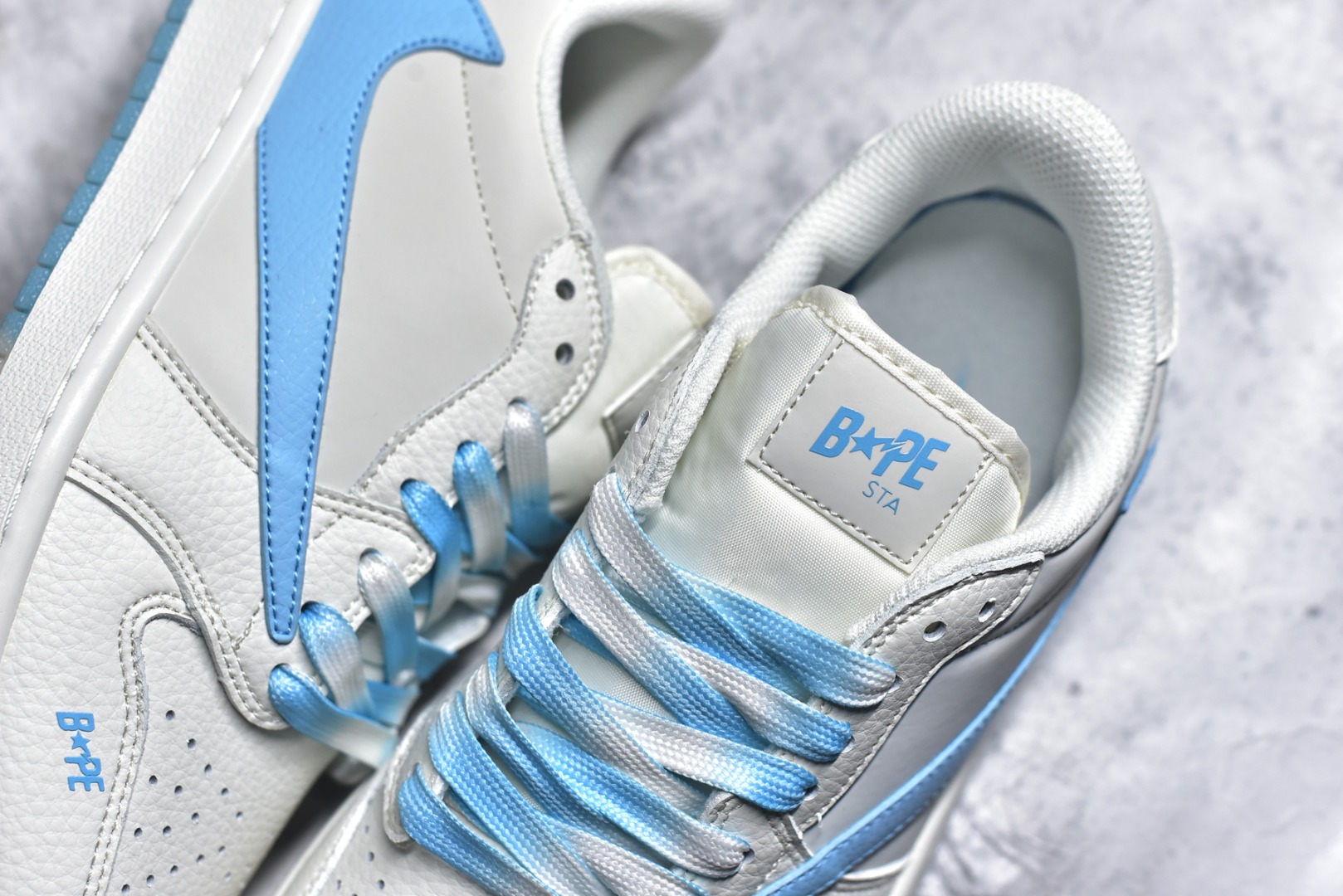 图片[9]-#乔丹Fragment x Travis Scott xDior Air Jordan 1 Low 三方联名倒钩，整双鞋以全荔枝皮打造，腰身搭配白色「倒勾」，再点缀上Travis Scott 标志性的Logo，后跟处以藤原浩最拿手的蓝色为主色调，完善极具Fragment Design的白蓝黑设计风格，左右脚分别以Travis Scott鬼脸和乔丹飞翼加以修饰，彰显出三方联名的奢华格调 尺码： 36 36.5 37.5 38 38.5 39 40 40.5 41 42 42.5 43 44 45 货号：DM7866-107-选品中心