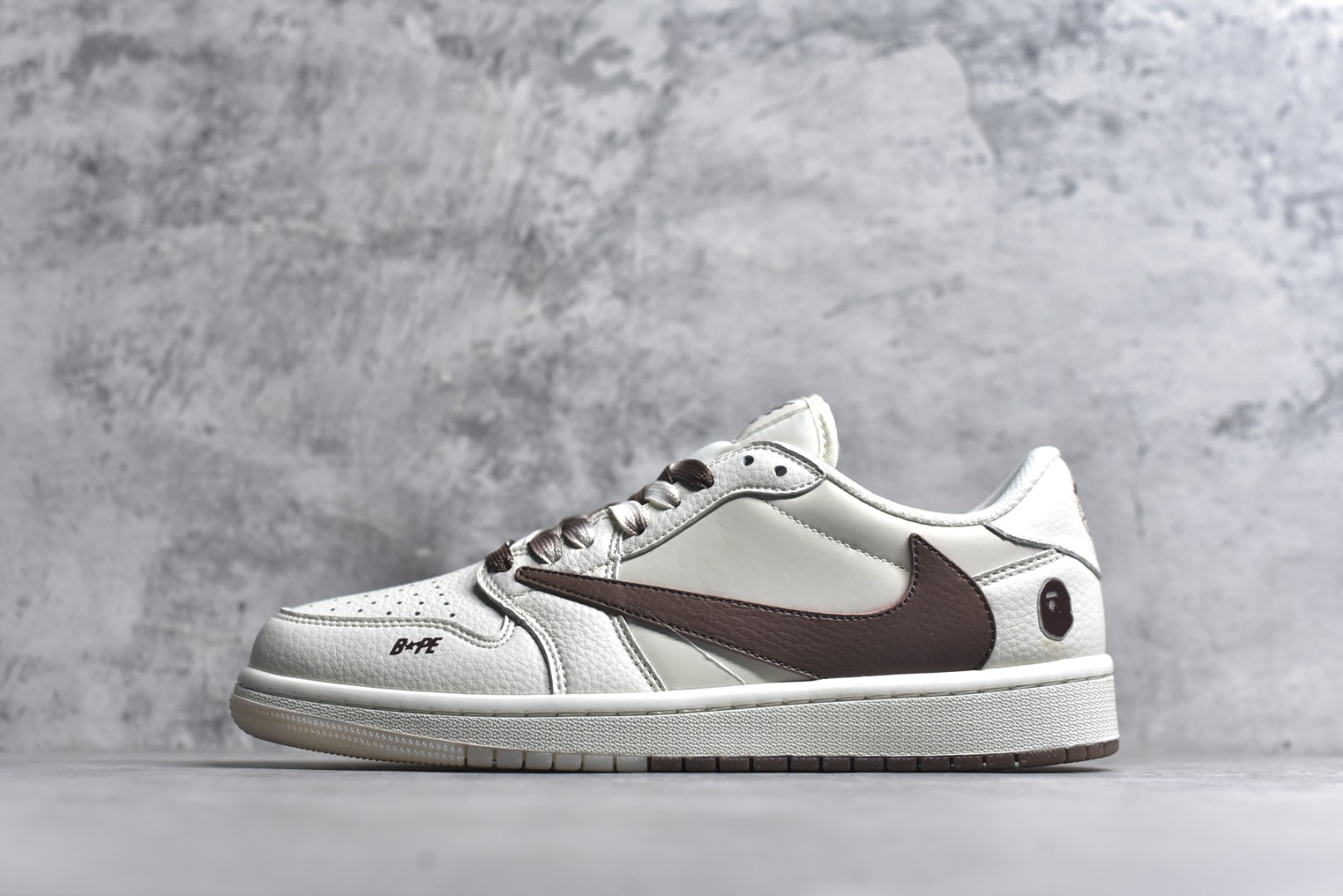 #乔丹Fragment x Travis Scott xDior Air Jordan 1 Low 三方联名倒钩，整双鞋以全荔枝皮打造，腰身搭配白色「倒勾」，再点缀上Travis Scott 标志性的Logo，后跟处以藤原浩最拿手的蓝色为主色调，完善极具Fragment Design的白蓝黑设计风格，左右脚分别以Travis Scott鬼脸和乔丹飞翼加以修饰，彰显出三方联名的奢华格调 尺码： 36 36.5 37.5 38 38.5 39 40 40.5 41 42 42.5 43 44 45 货号：DM7866-108-选品中心