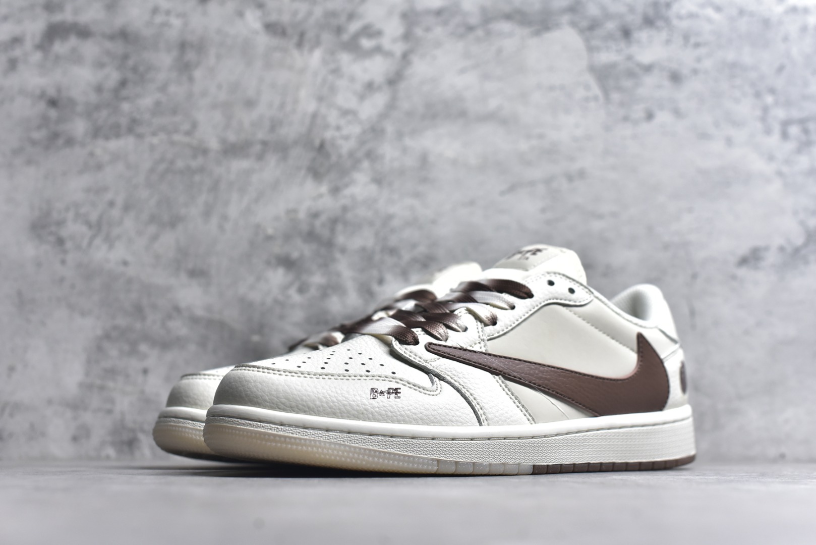 图片[2]-#乔丹Fragment x Travis Scott xDior Air Jordan 1 Low 三方联名倒钩，整双鞋以全荔枝皮打造，腰身搭配白色「倒勾」，再点缀上Travis Scott 标志性的Logo，后跟处以藤原浩最拿手的蓝色为主色调，完善极具Fragment Design的白蓝黑设计风格，左右脚分别以Travis Scott鬼脸和乔丹飞翼加以修饰，彰显出三方联名的奢华格调 尺码： 36 36.5 37.5 38 38.5 39 40 40.5 41 42 42.5 43 44 45 货号：DM7866-108-选品中心