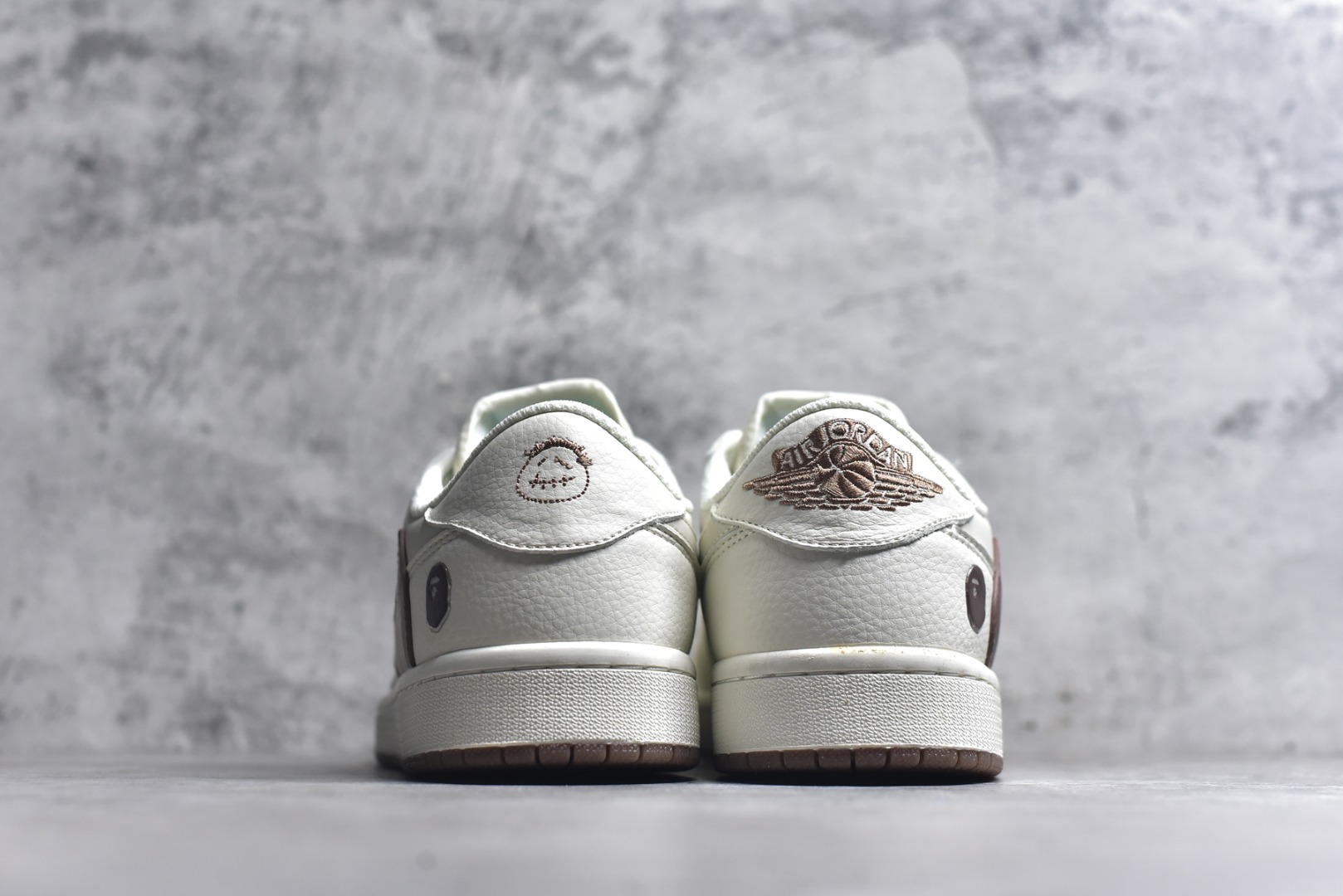 图片[5]-#乔丹Fragment x Travis Scott xDior Air Jordan 1 Low 三方联名倒钩，整双鞋以全荔枝皮打造，腰身搭配白色「倒勾」，再点缀上Travis Scott 标志性的Logo，后跟处以藤原浩最拿手的蓝色为主色调，完善极具Fragment Design的白蓝黑设计风格，左右脚分别以Travis Scott鬼脸和乔丹飞翼加以修饰，彰显出三方联名的奢华格调 尺码： 36 36.5 37.5 38 38.5 39 40 40.5 41 42 42.5 43 44 45 货号：DM7866-108-选品中心