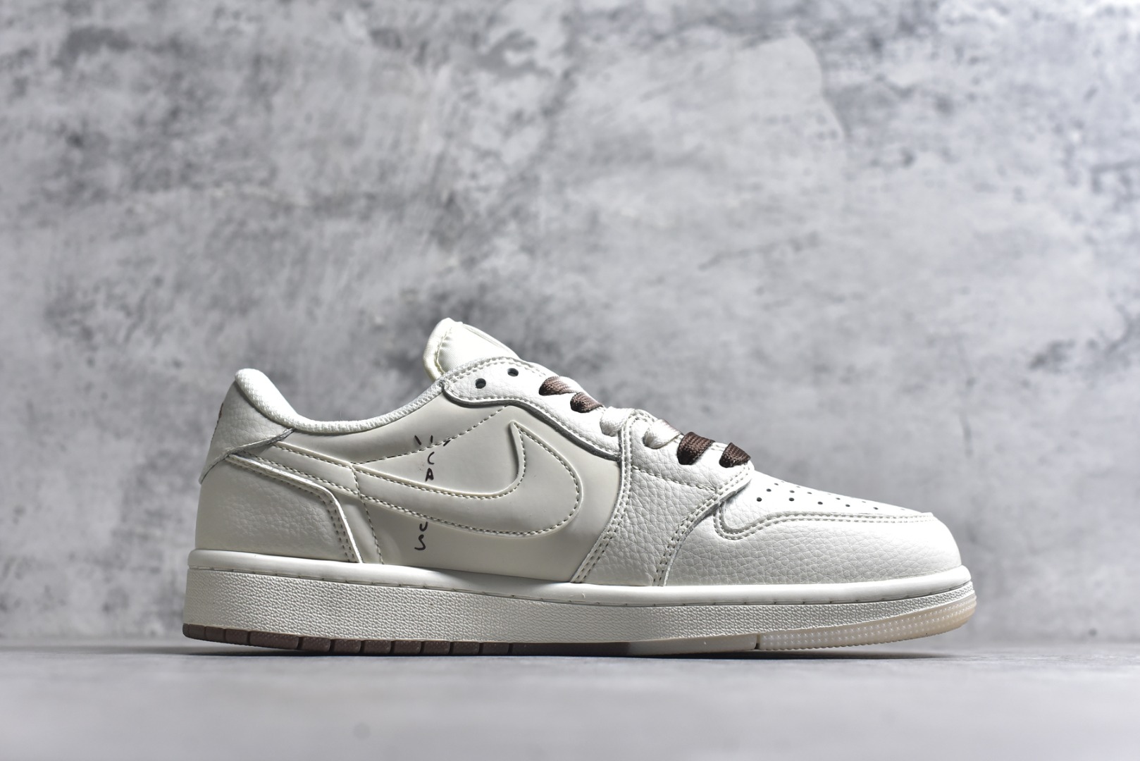图片[3]-#乔丹Fragment x Travis Scott xDior Air Jordan 1 Low 三方联名倒钩，整双鞋以全荔枝皮打造，腰身搭配白色「倒勾」，再点缀上Travis Scott 标志性的Logo，后跟处以藤原浩最拿手的蓝色为主色调，完善极具Fragment Design的白蓝黑设计风格，左右脚分别以Travis Scott鬼脸和乔丹飞翼加以修饰，彰显出三方联名的奢华格调 尺码： 36 36.5 37.5 38 38.5 39 40 40.5 41 42 42.5 43 44 45 货号：DM7866-108-选品中心