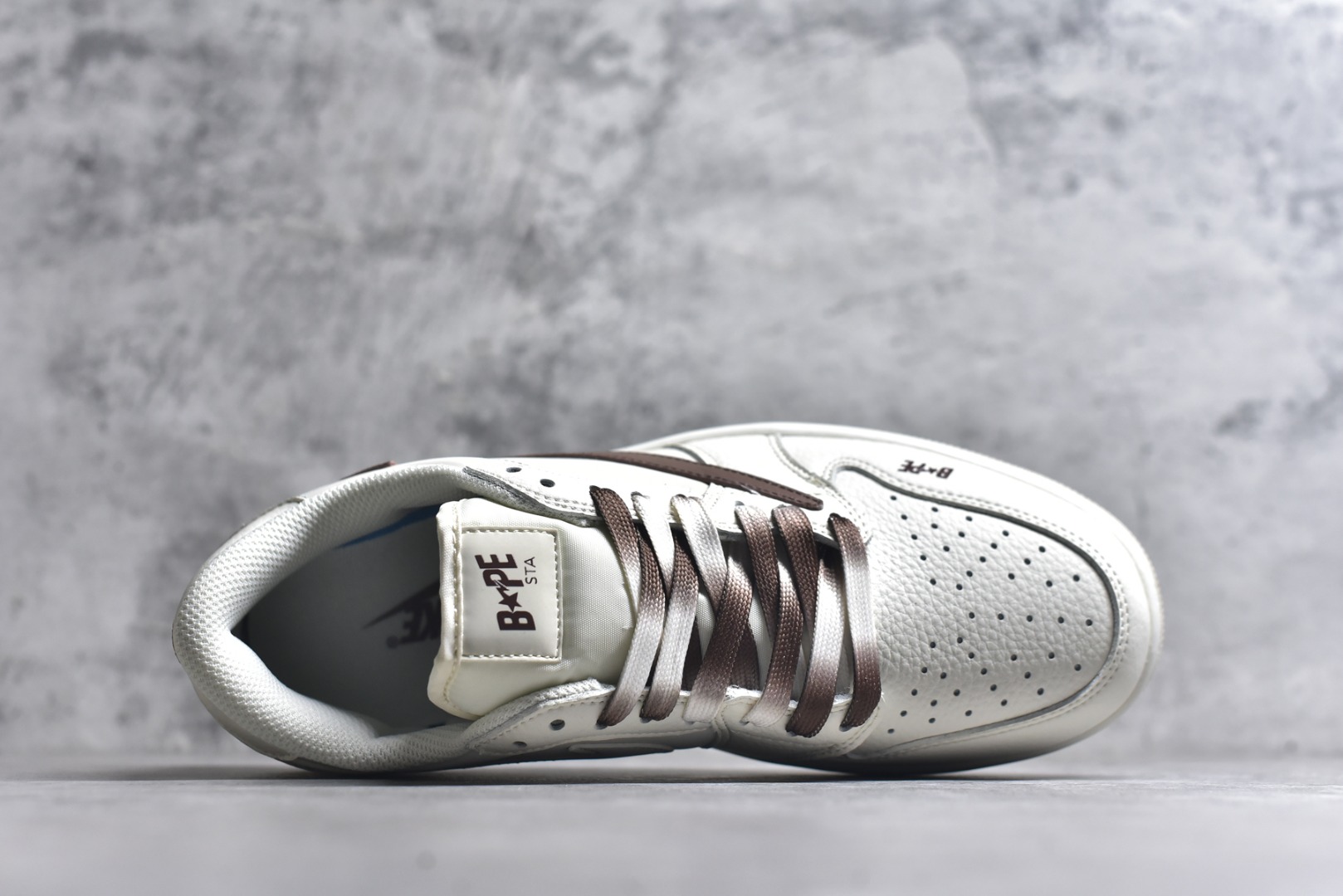 图片[4]-#乔丹Fragment x Travis Scott xDior Air Jordan 1 Low 三方联名倒钩，整双鞋以全荔枝皮打造，腰身搭配白色「倒勾」，再点缀上Travis Scott 标志性的Logo，后跟处以藤原浩最拿手的蓝色为主色调，完善极具Fragment Design的白蓝黑设计风格，左右脚分别以Travis Scott鬼脸和乔丹飞翼加以修饰，彰显出三方联名的奢华格调 尺码： 36 36.5 37.5 38 38.5 39 40 40.5 41 42 42.5 43 44 45 货号：DM7866-108-选品中心