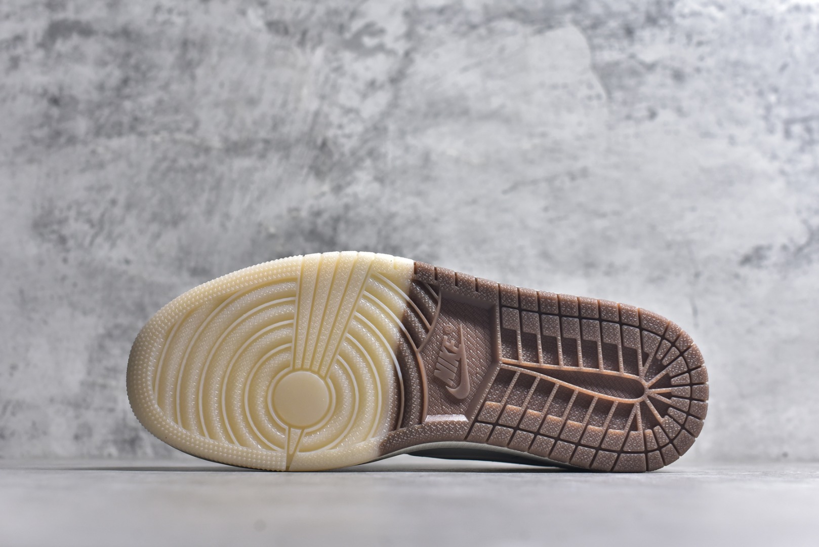 图片[6]-#乔丹Fragment x Travis Scott xDior Air Jordan 1 Low 三方联名倒钩，整双鞋以全荔枝皮打造，腰身搭配白色「倒勾」，再点缀上Travis Scott 标志性的Logo，后跟处以藤原浩最拿手的蓝色为主色调，完善极具Fragment Design的白蓝黑设计风格，左右脚分别以Travis Scott鬼脸和乔丹飞翼加以修饰，彰显出三方联名的奢华格调 尺码： 36 36.5 37.5 38 38.5 39 40 40.5 41 42 42.5 43 44 45 货号：DM7866-108-选品中心