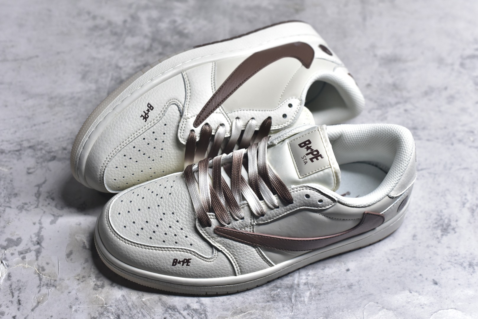 图片[7]-#乔丹Fragment x Travis Scott xDior Air Jordan 1 Low 三方联名倒钩，整双鞋以全荔枝皮打造，腰身搭配白色「倒勾」，再点缀上Travis Scott 标志性的Logo，后跟处以藤原浩最拿手的蓝色为主色调，完善极具Fragment Design的白蓝黑设计风格，左右脚分别以Travis Scott鬼脸和乔丹飞翼加以修饰，彰显出三方联名的奢华格调 尺码： 36 36.5 37.5 38 38.5 39 40 40.5 41 42 42.5 43 44 45 货号：DM7866-108-选品中心