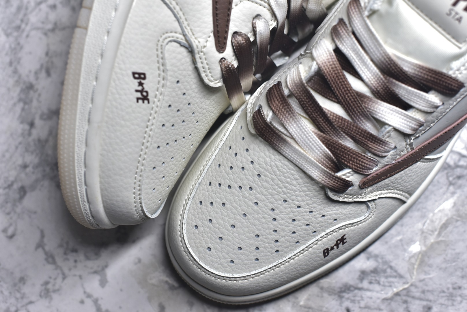 图片[8]-#乔丹Fragment x Travis Scott xDior Air Jordan 1 Low 三方联名倒钩，整双鞋以全荔枝皮打造，腰身搭配白色「倒勾」，再点缀上Travis Scott 标志性的Logo，后跟处以藤原浩最拿手的蓝色为主色调，完善极具Fragment Design的白蓝黑设计风格，左右脚分别以Travis Scott鬼脸和乔丹飞翼加以修饰，彰显出三方联名的奢华格调 尺码： 36 36.5 37.5 38 38.5 39 40 40.5 41 42 42.5 43 44 45 货号：DM7866-108-选品中心