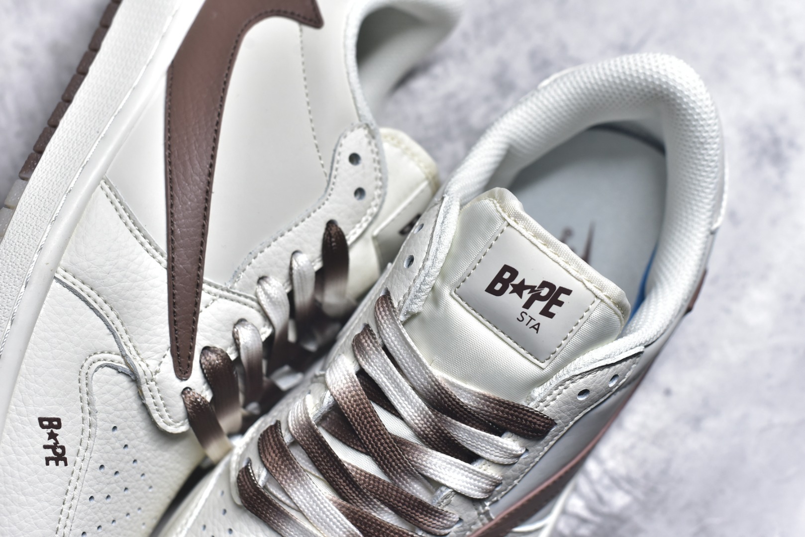 图片[9]-#乔丹Fragment x Travis Scott xDior Air Jordan 1 Low 三方联名倒钩，整双鞋以全荔枝皮打造，腰身搭配白色「倒勾」，再点缀上Travis Scott 标志性的Logo，后跟处以藤原浩最拿手的蓝色为主色调，完善极具Fragment Design的白蓝黑设计风格，左右脚分别以Travis Scott鬼脸和乔丹飞翼加以修饰，彰显出三方联名的奢华格调 尺码： 36 36.5 37.5 38 38.5 39 40 40.5 41 42 42.5 43 44 45 货号：DM7866-108-选品中心