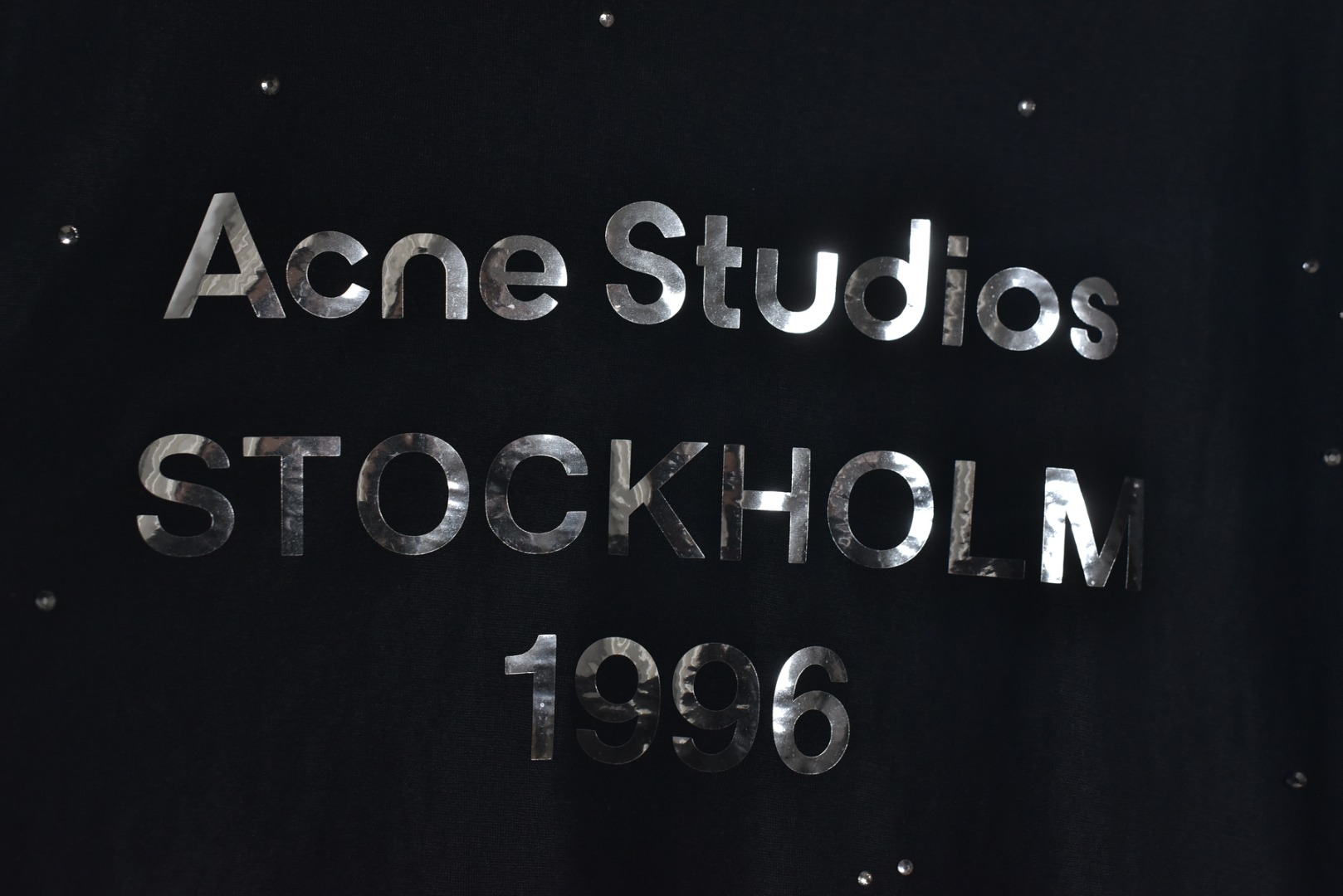 图片[3]-#Acne Studios 1996镜面字母烫钻长袖 材质选用85%棉 + 15%亚麻混纺面料，干爽透气且有挺括感，印花烫画结合进口镭射材质与定位烫钻工艺，进口镭射材质结合定位烫钻工艺，钻饰牢固耐洗，牢固不易脱落，自带慵懒松弛感，街头风十足，众多明星博主上身示范，男女同款 尺码：S-L-选品中心