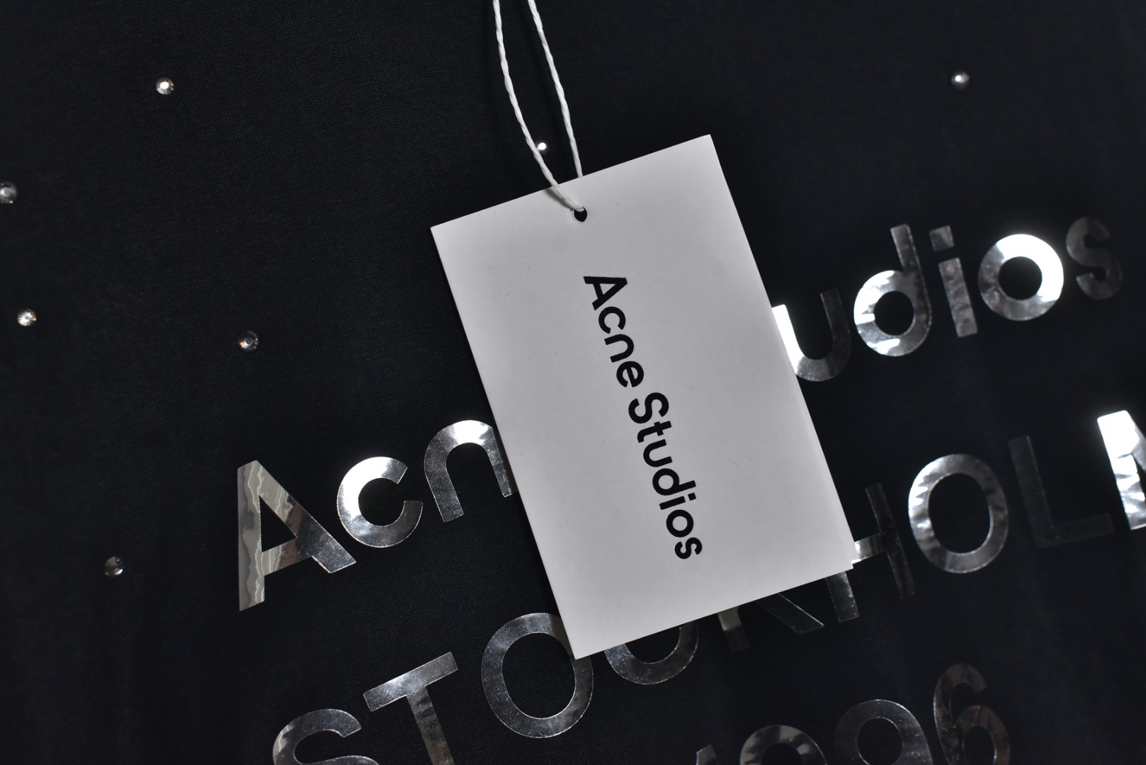 图片[4]-#Acne Studios 1996镜面字母烫钻长袖 材质选用85%棉 + 15%亚麻混纺面料，干爽透气且有挺括感，印花烫画结合进口镭射材质与定位烫钻工艺，进口镭射材质结合定位烫钻工艺，钻饰牢固耐洗，牢固不易脱落，自带慵懒松弛感，街头风十足，众多明星博主上身示范，男女同款 尺码：S-L-选品中心