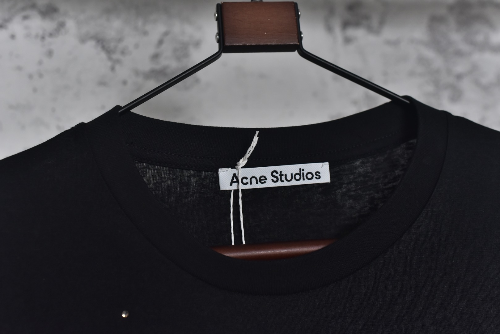 图片[5]-#Acne Studios 1996镜面字母烫钻长袖 材质选用85%棉 + 15%亚麻混纺面料，干爽透气且有挺括感，印花烫画结合进口镭射材质与定位烫钻工艺，进口镭射材质结合定位烫钻工艺，钻饰牢固耐洗，牢固不易脱落，自带慵懒松弛感，街头风十足，众多明星博主上身示范，男女同款 尺码：S-L-选品中心