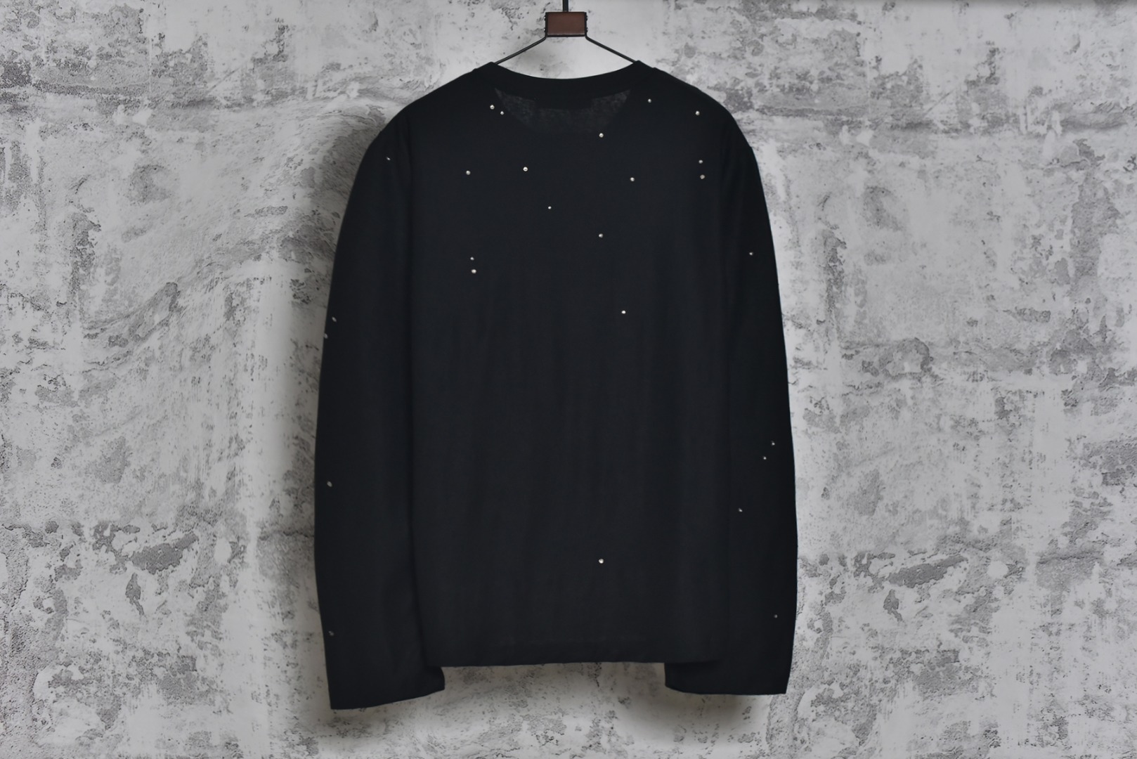 图片[2]-#Acne Studios 1996镜面字母烫钻长袖 材质选用85%棉 + 15%亚麻混纺面料，干爽透气且有挺括感，印花烫画结合进口镭射材质与定位烫钻工艺，进口镭射材质结合定位烫钻工艺，钻饰牢固耐洗，牢固不易脱落，自带慵懒松弛感，街头风十足，众多明星博主上身示范，男女同款 尺码：S-L-选品中心