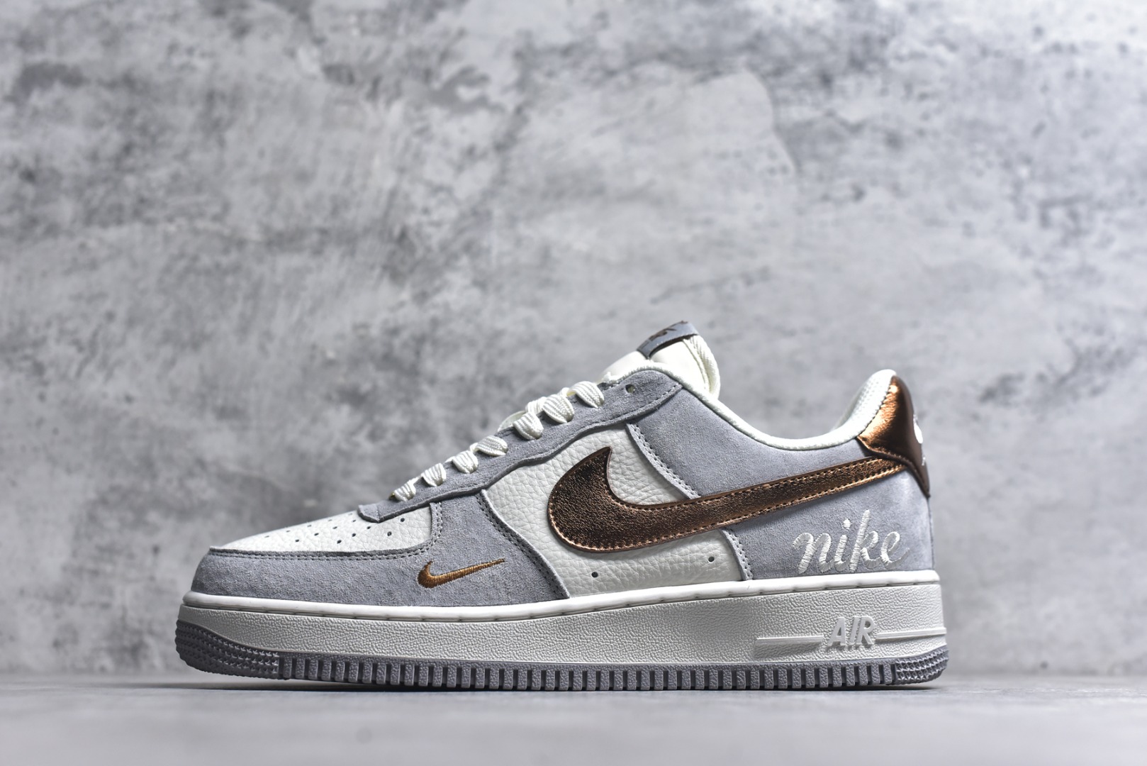 #海外限量发售！公司级NIke Air Force 1 \'07 Low 奶白灰金 空军一号低帮 运动鞋 休闲鞋 折边针车 工艺难度大 原楦头原纸板 高端定制鞋盒 原厂鞋底 超高清洁度 细节完美 货号：DV5477-007 尺码：36 36.5 37.5 38 38.5 39 40 40.5 41 42 42.5 43 44 44.5 45-选品中心
