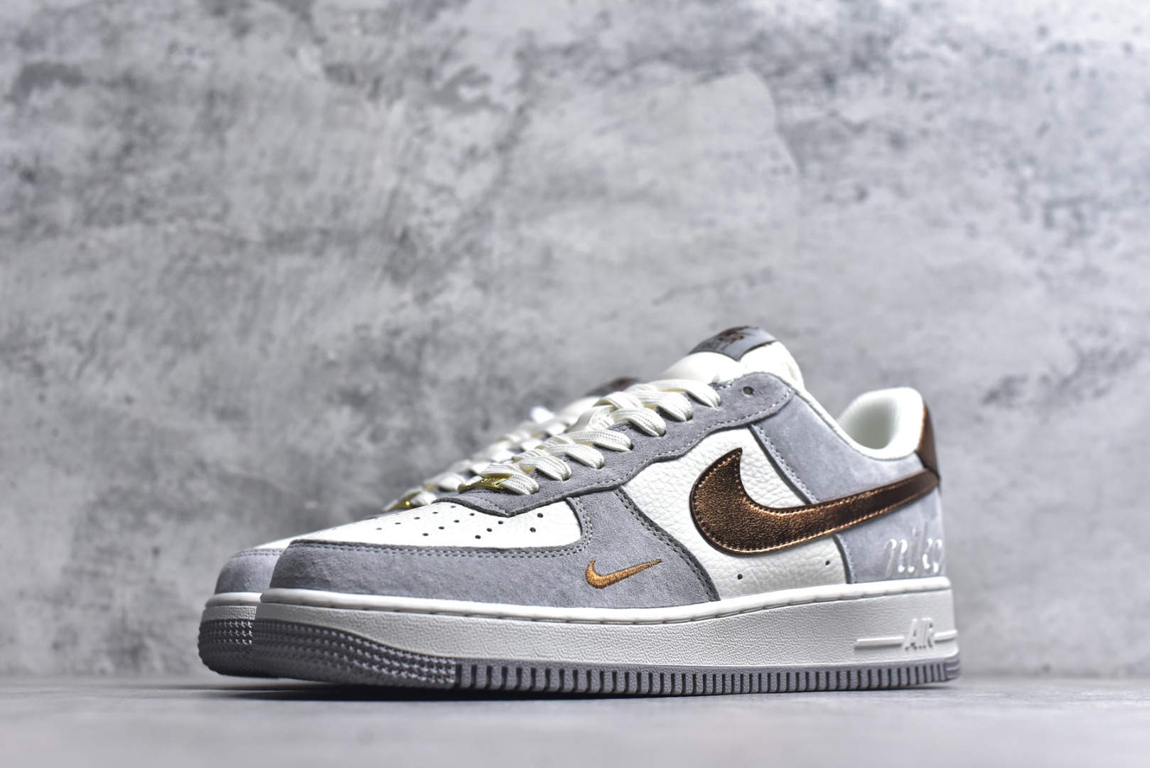 图片[2]-#海外限量发售！公司级NIke Air Force 1 \’07 Low 奶白灰金 空军一号低帮 运动鞋 休闲鞋 折边针车 工艺难度大 原楦头原纸板 高端定制鞋盒 原厂鞋底 超高清洁度 细节完美 货号：DV5477-007 尺码：36 36.5 37.5 38 38.5 39 40 40.5 41 42 42.5 43 44 44.5 45-选品中心