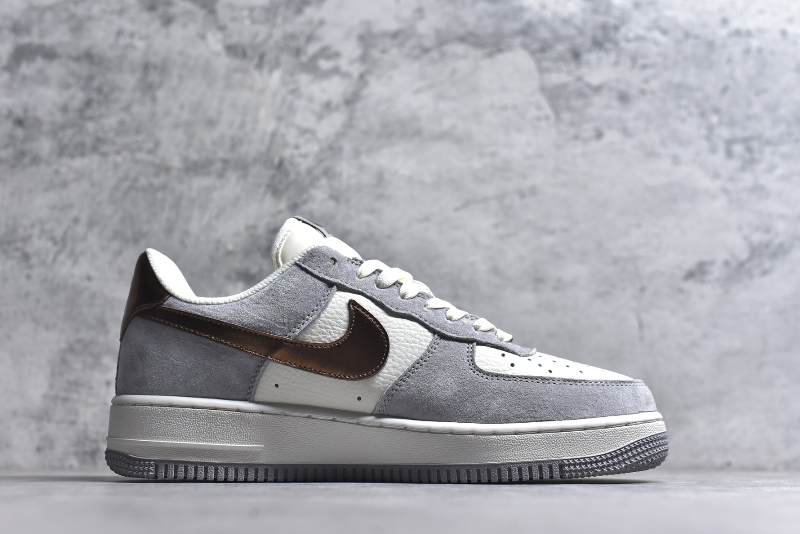 图片[3]-#海外限量发售！公司级NIke Air Force 1 \’07 Low 奶白灰金 空军一号低帮 运动鞋 休闲鞋 折边针车 工艺难度大 原楦头原纸板 高端定制鞋盒 原厂鞋底 超高清洁度 细节完美 货号：DV5477-007 尺码：36 36.5 37.5 38 38.5 39 40 40.5 41 42 42.5 43 44 44.5 45-选品中心