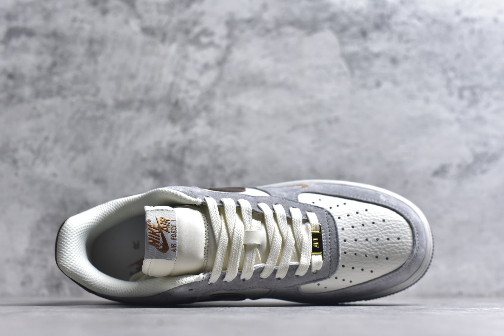 图片[4]-#海外限量发售！公司级NIke Air Force 1 \’07 Low 奶白灰金 空军一号低帮 运动鞋 休闲鞋 折边针车 工艺难度大 原楦头原纸板 高端定制鞋盒 原厂鞋底 超高清洁度 细节完美 货号：DV5477-007 尺码：36 36.5 37.5 38 38.5 39 40 40.5 41 42 42.5 43 44 44.5 45-选品中心