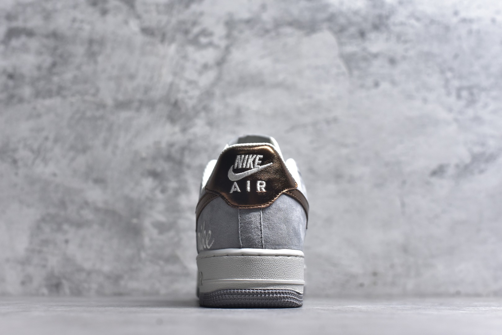 图片[5]-#海外限量发售！公司级NIke Air Force 1 \’07 Low 奶白灰金 空军一号低帮 运动鞋 休闲鞋 折边针车 工艺难度大 原楦头原纸板 高端定制鞋盒 原厂鞋底 超高清洁度 细节完美 货号：DV5477-007 尺码：36 36.5 37.5 38 38.5 39 40 40.5 41 42 42.5 43 44 44.5 45-选品中心