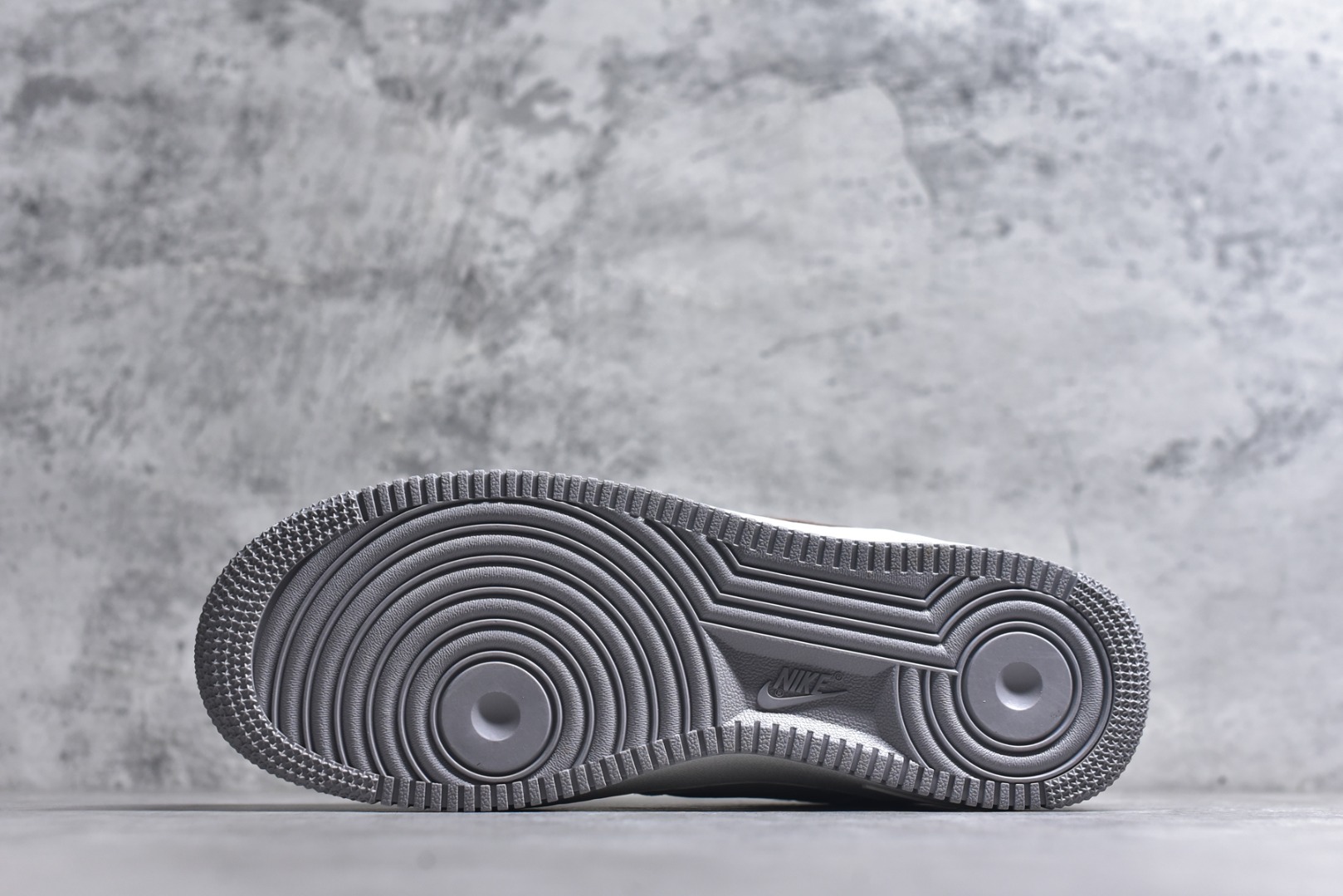 图片[6]-#海外限量发售！公司级NIke Air Force 1 \’07 Low 奶白灰金 空军一号低帮 运动鞋 休闲鞋 折边针车 工艺难度大 原楦头原纸板 高端定制鞋盒 原厂鞋底 超高清洁度 细节完美 货号：DV5477-007 尺码：36 36.5 37.5 38 38.5 39 40 40.5 41 42 42.5 43 44 44.5 45-选品中心