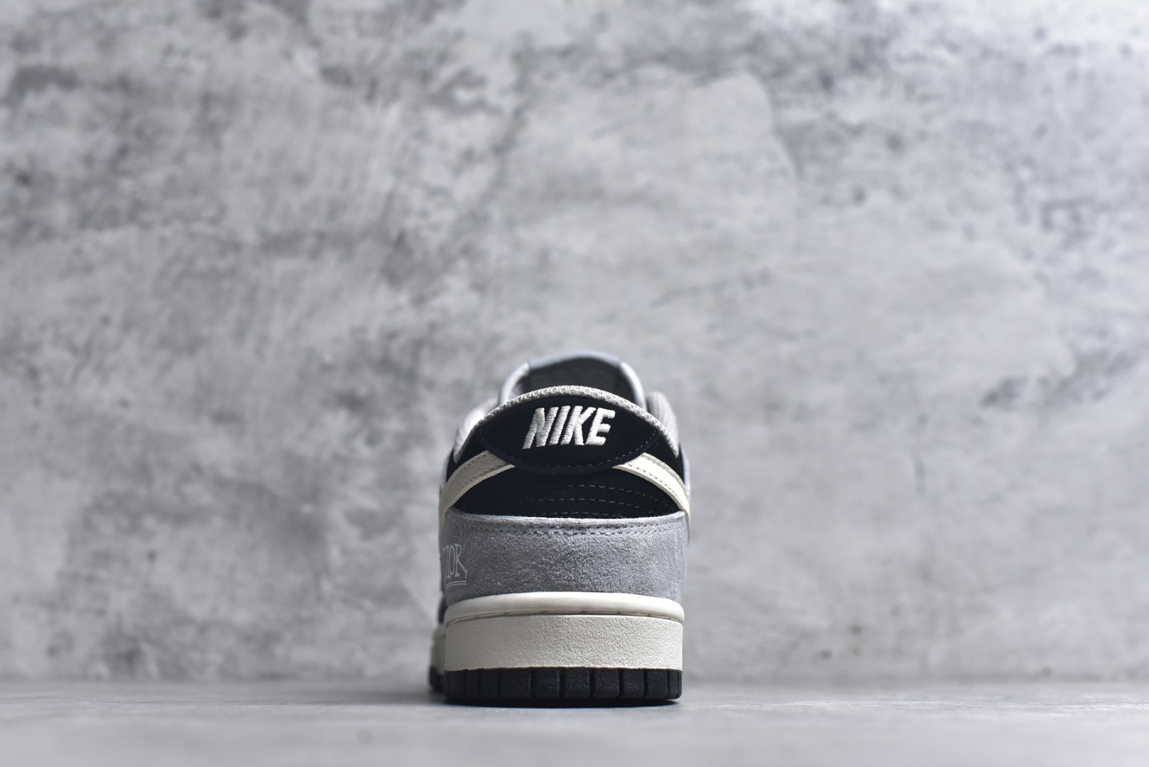 图片[5]-#海外爆款限量发售！Nike SB Dunk Low“ 迪奥联名—米灰黑猪八革” 周年高端定制 低帮休闲板鞋 定制鞋盒 大厂纯原品质出货 超高清洁度 皮料切割干净无任何毛边 细节完美 货号：DN3168-021 尺码：36 36.5 37.5 38 38.5 39 40 40.5 41 42 42.5 43 44 44.5 45-选品中心
