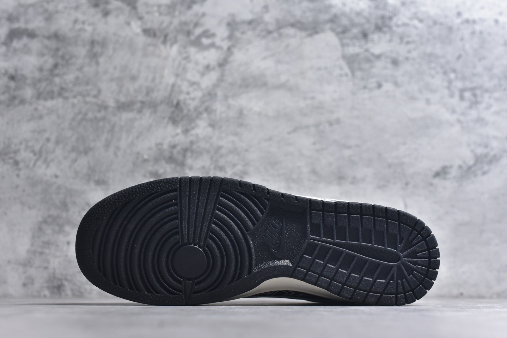 图片[6]-#海外爆款限量发售！Nike SB Dunk Low“ 迪奥联名—米灰黑猪八革” 周年高端定制 低帮休闲板鞋 定制鞋盒 大厂纯原品质出货 超高清洁度 皮料切割干净无任何毛边 细节完美 货号：DN3168-021 尺码：36 36.5 37.5 38 38.5 39 40 40.5 41 42 42.5 43 44 44.5 45-选品中心