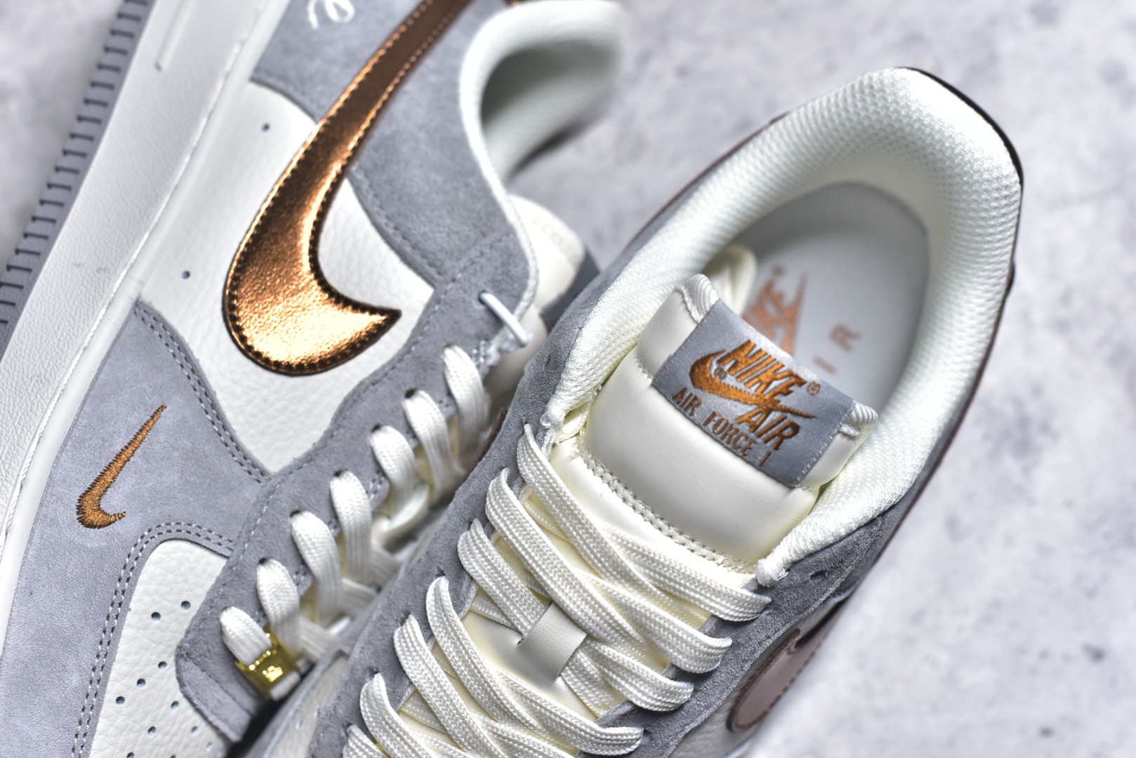 图片[9]-#海外限量发售！公司级NIke Air Force 1 \’07 Low 奶白灰金 空军一号低帮 运动鞋 休闲鞋 折边针车 工艺难度大 原楦头原纸板 高端定制鞋盒 原厂鞋底 超高清洁度 细节完美 货号：DV5477-007 尺码：36 36.5 37.5 38 38.5 39 40 40.5 41 42 42.5 43 44 44.5 45-选品中心