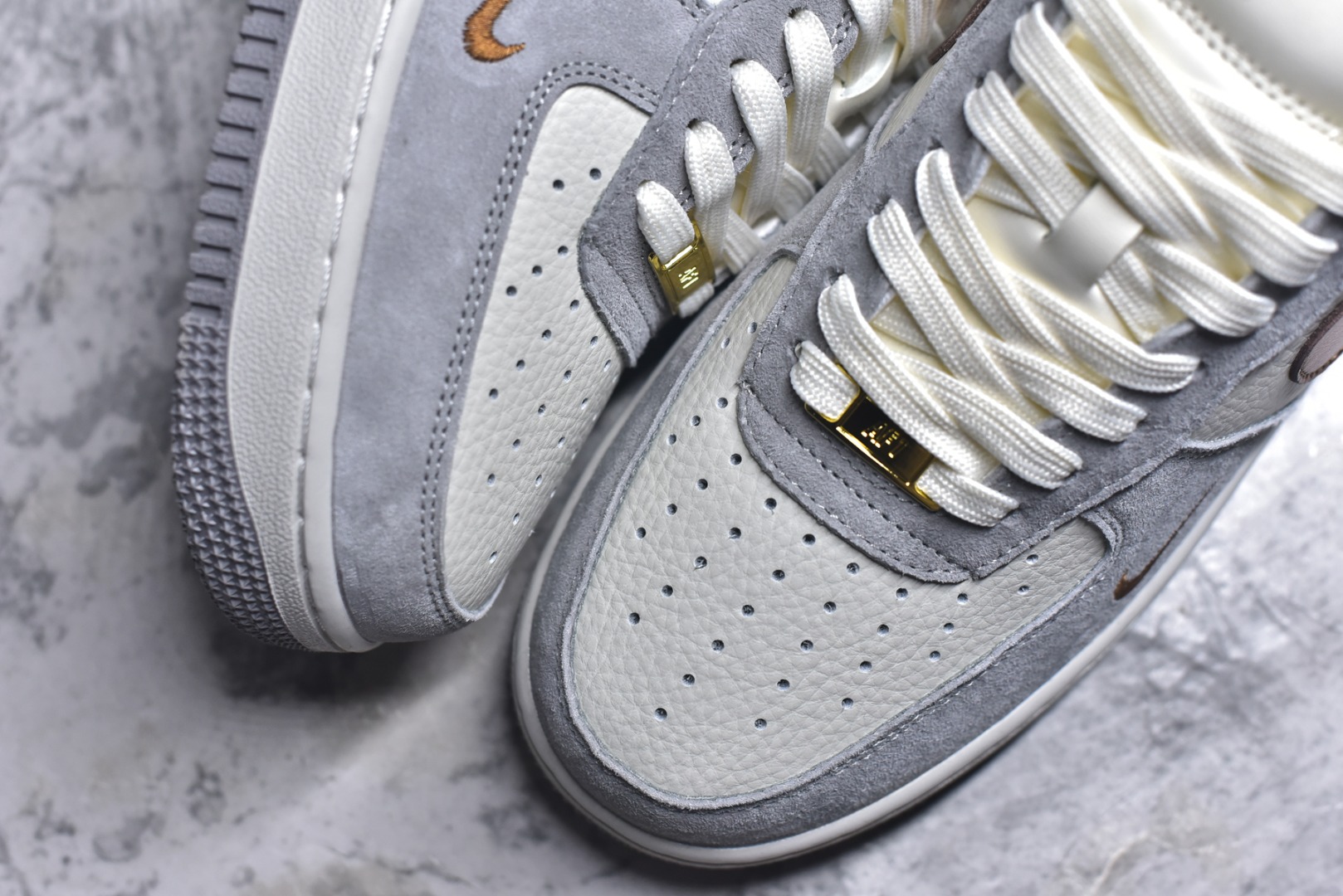 图片[8]-#海外限量发售！公司级NIke Air Force 1 \’07 Low 奶白灰金 空军一号低帮 运动鞋 休闲鞋 折边针车 工艺难度大 原楦头原纸板 高端定制鞋盒 原厂鞋底 超高清洁度 细节完美 货号：DV5477-007 尺码：36 36.5 37.5 38 38.5 39 40 40.5 41 42 42.5 43 44 44.5 45-选品中心