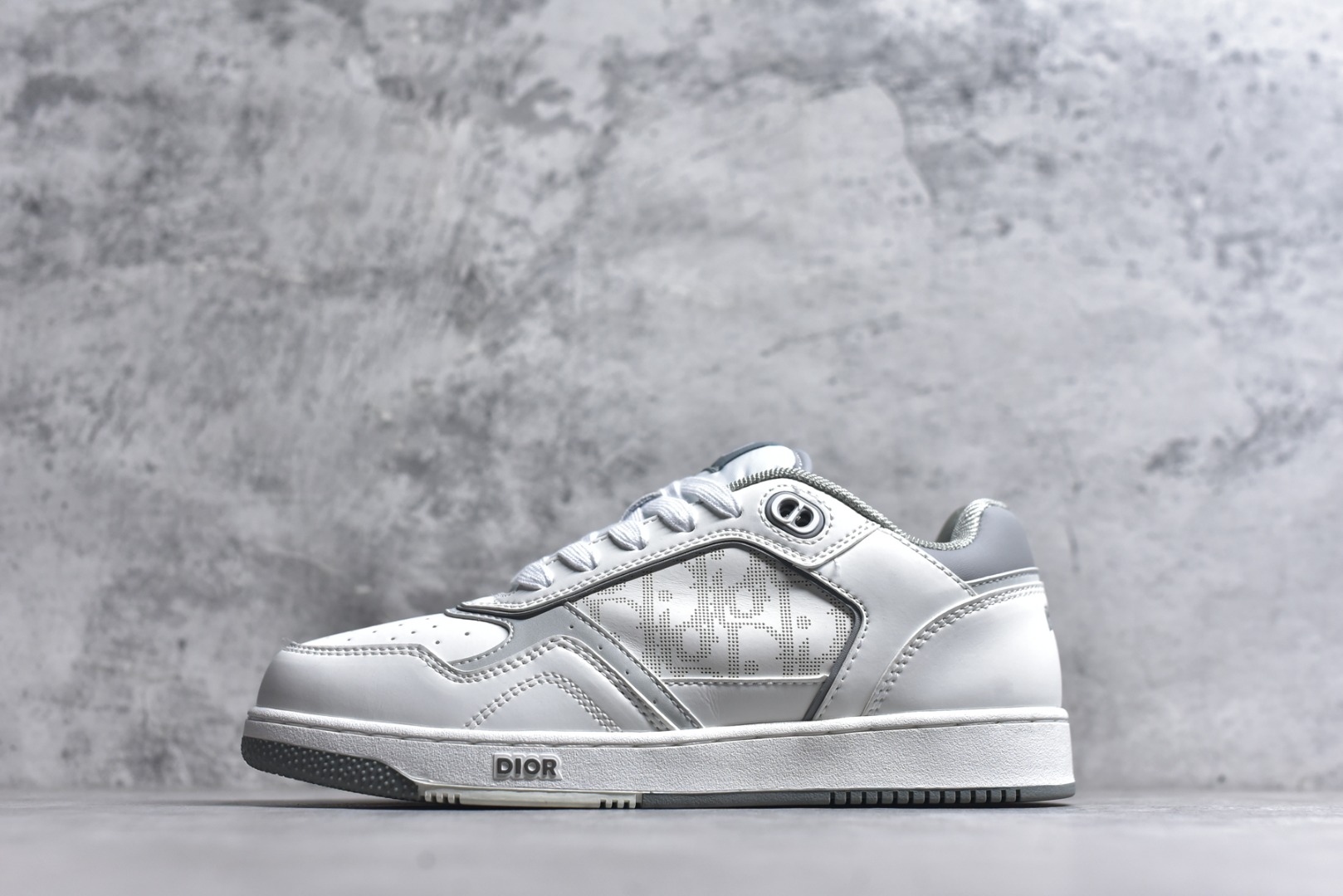 #DIOR B27 Low \'Dior Oblique Galaxy 迪奥 低帮 牛皮织物徽标印花低邦休闲板鞋 这款B27低帮运动鞋是该系列新品，延续Dior的经典款式。采用灰色光滑牛皮革精心制作，侧面饰以米色和黑色Obliquex印花镶片；\