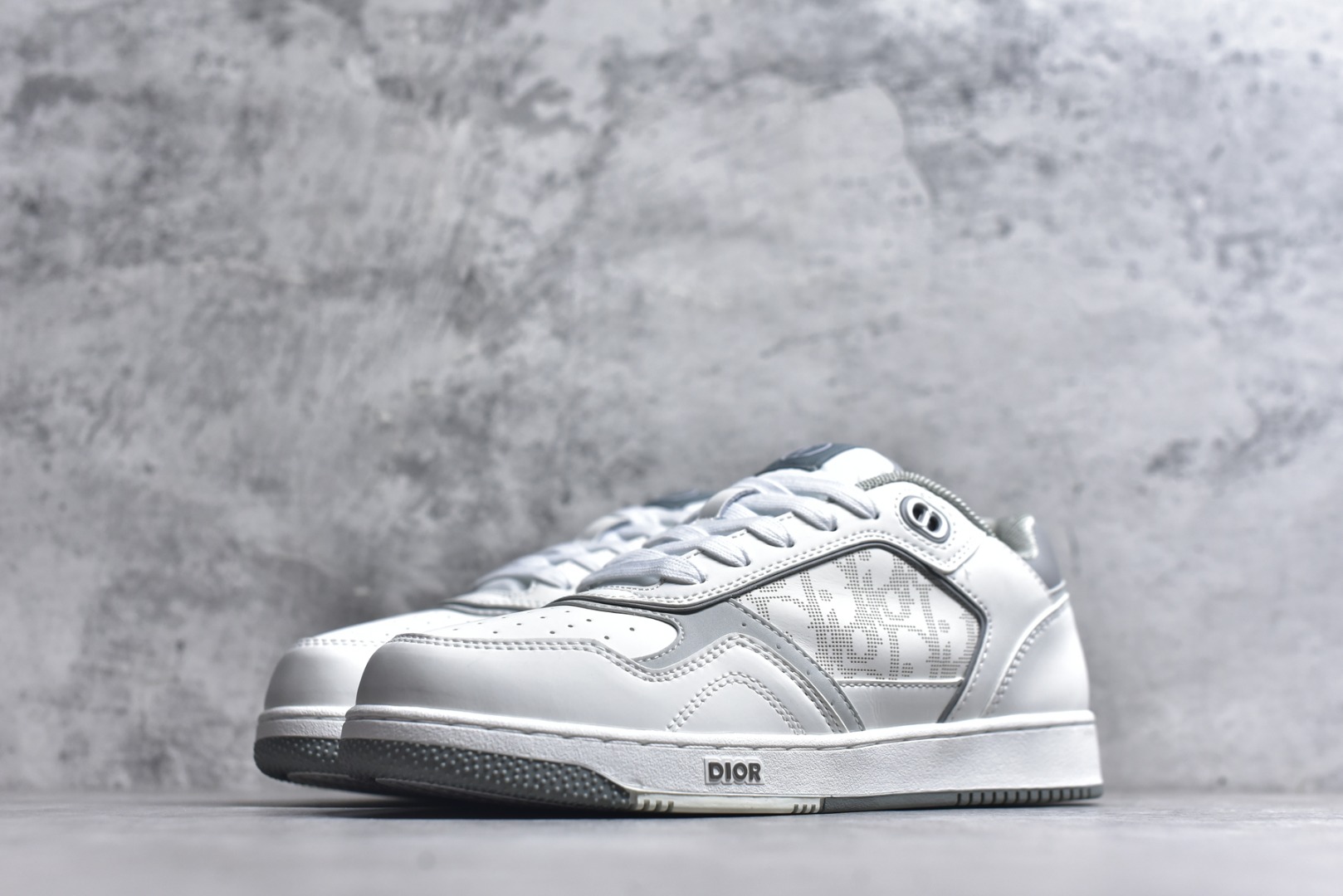 图片[2]-#DIOR B27 Low \’Dior Oblique Galaxy 迪奥 低帮 牛皮织物徽标印花低邦休闲板鞋 这款B27低帮运动鞋是该系列新品，延续Dior的经典款式。采用灰色光滑牛皮革精心制作，侧面饰以米色和黑色Obliquex印花镶片；\”CD Lcons\”造型的鞋带孔眼巧妙精致，双色橡胶鞋底、后侧鞋口和鞋跟处均带有品牌标志性细节，提升格调。时尚百搭，可为各式造型增光添彩。 货号：3SN272ZIR16536 尺码：38 39 40 41 42 43 44 45 46-选品中心