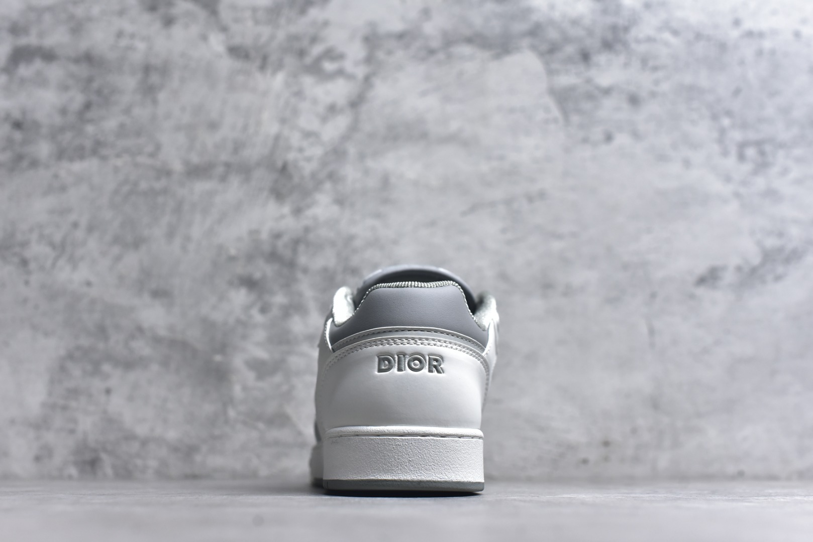 图片[5]-#DIOR B27 Low \’Dior Oblique Galaxy 迪奥 低帮 牛皮织物徽标印花低邦休闲板鞋 这款B27低帮运动鞋是该系列新品，延续Dior的经典款式。采用灰色光滑牛皮革精心制作，侧面饰以米色和黑色Obliquex印花镶片；\”CD Lcons\”造型的鞋带孔眼巧妙精致，双色橡胶鞋底、后侧鞋口和鞋跟处均带有品牌标志性细节，提升格调。时尚百搭，可为各式造型增光添彩。 货号：3SN272ZIR16536 尺码：38 39 40 41 42 43 44 45 46-选品中心