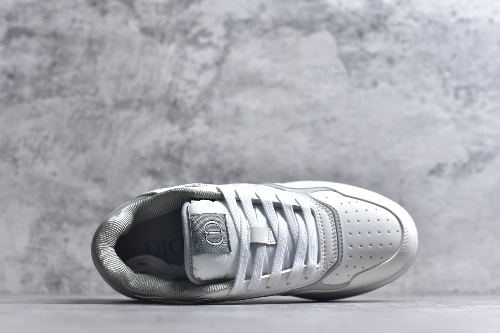 图片[4]-#DIOR B27 Low \’Dior Oblique Galaxy 迪奥 低帮 牛皮织物徽标印花低邦休闲板鞋 这款B27低帮运动鞋是该系列新品，延续Dior的经典款式。采用灰色光滑牛皮革精心制作，侧面饰以米色和黑色Obliquex印花镶片；\”CD Lcons\”造型的鞋带孔眼巧妙精致，双色橡胶鞋底、后侧鞋口和鞋跟处均带有品牌标志性细节，提升格调。时尚百搭，可为各式造型增光添彩。 货号：3SN272ZIR16536 尺码：38 39 40 41 42 43 44 45 46-选品中心