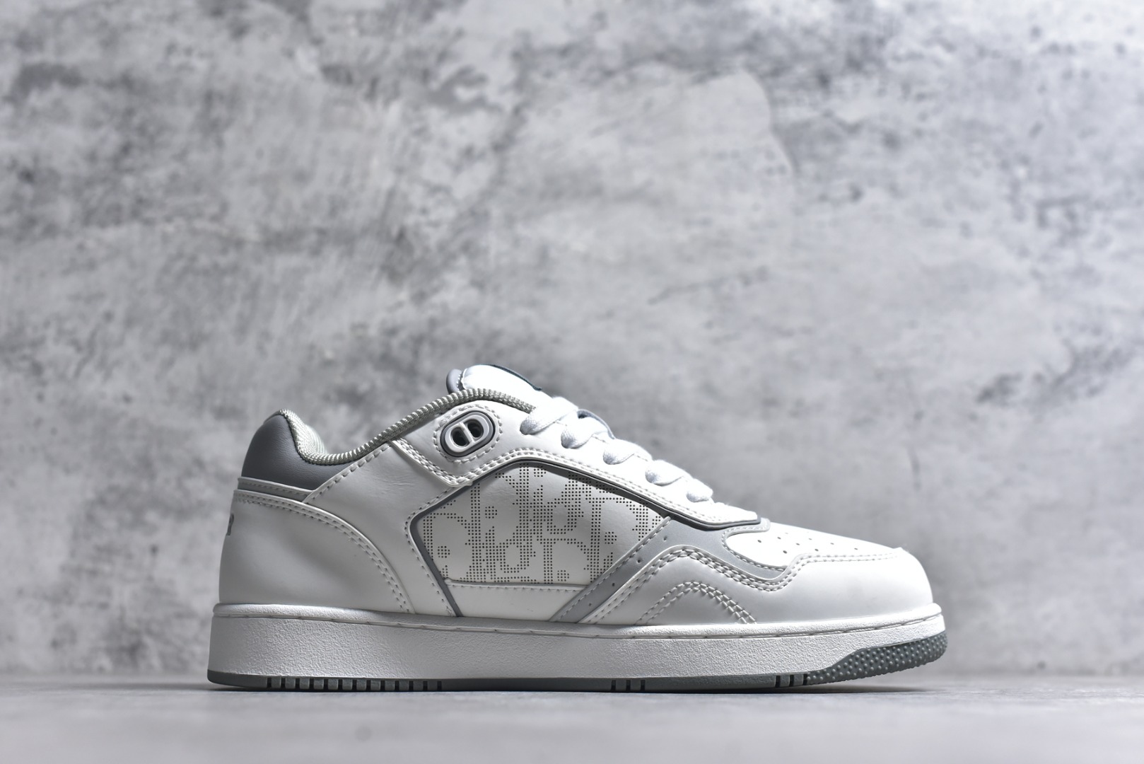 图片[3]-#DIOR B27 Low \’Dior Oblique Galaxy 迪奥 低帮 牛皮织物徽标印花低邦休闲板鞋 这款B27低帮运动鞋是该系列新品，延续Dior的经典款式。采用灰色光滑牛皮革精心制作，侧面饰以米色和黑色Obliquex印花镶片；\”CD Lcons\”造型的鞋带孔眼巧妙精致，双色橡胶鞋底、后侧鞋口和鞋跟处均带有品牌标志性细节，提升格调。时尚百搭，可为各式造型增光添彩。 货号：3SN272ZIR16536 尺码：38 39 40 41 42 43 44 45 46-选品中心