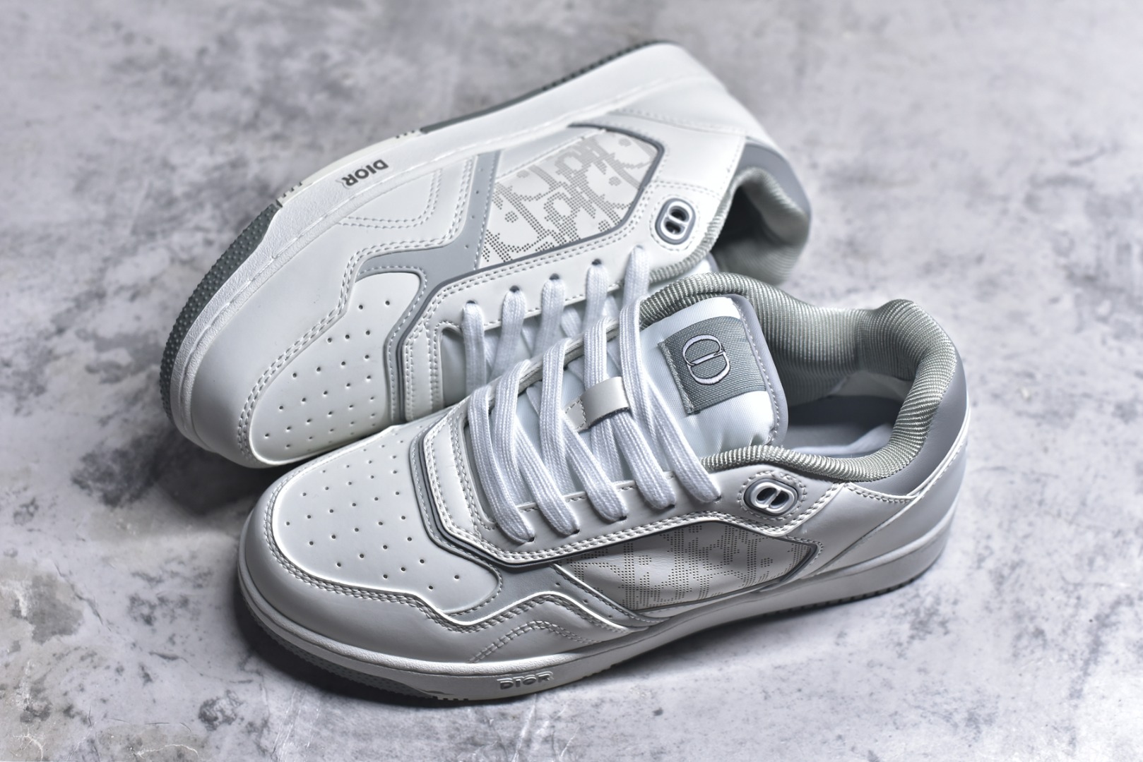 图片[7]-#DIOR B27 Low \’Dior Oblique Galaxy 迪奥 低帮 牛皮织物徽标印花低邦休闲板鞋 这款B27低帮运动鞋是该系列新品，延续Dior的经典款式。采用灰色光滑牛皮革精心制作，侧面饰以米色和黑色Obliquex印花镶片；\”CD Lcons\”造型的鞋带孔眼巧妙精致，双色橡胶鞋底、后侧鞋口和鞋跟处均带有品牌标志性细节，提升格调。时尚百搭，可为各式造型增光添彩。 货号：3SN272ZIR16536 尺码：38 39 40 41 42 43 44 45 46-选品中心