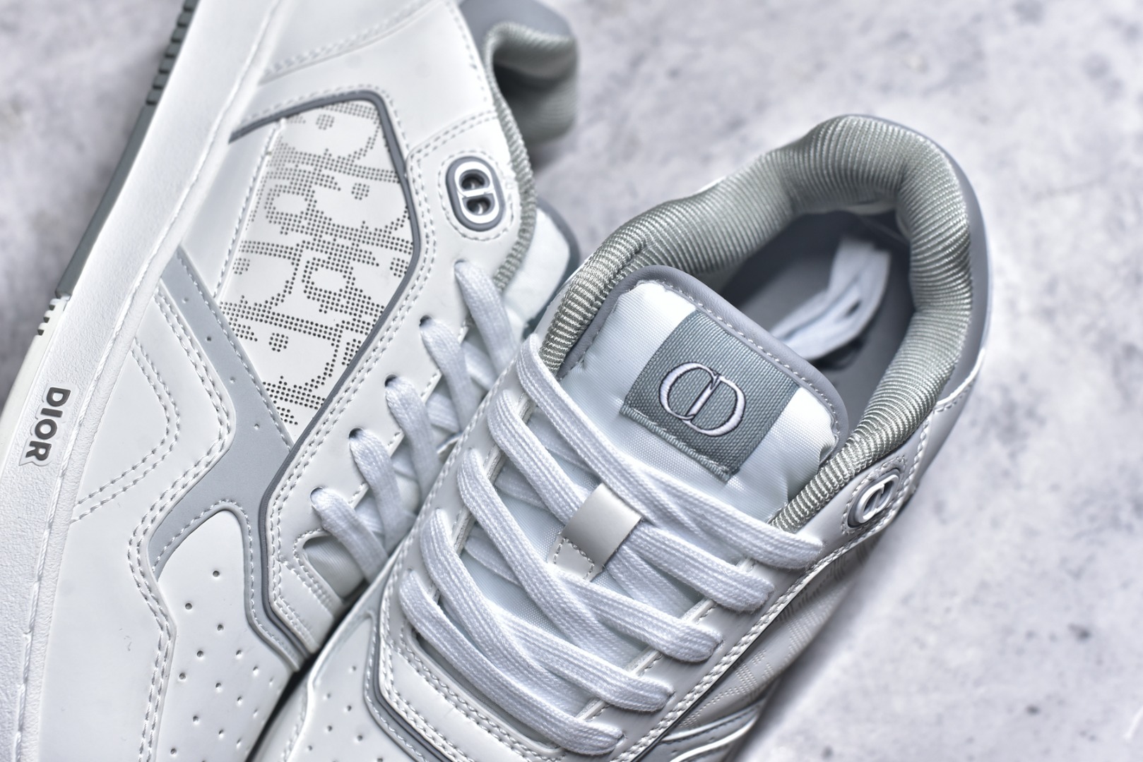 图片[9]-#DIOR B27 Low \’Dior Oblique Galaxy 迪奥 低帮 牛皮织物徽标印花低邦休闲板鞋 这款B27低帮运动鞋是该系列新品，延续Dior的经典款式。采用灰色光滑牛皮革精心制作，侧面饰以米色和黑色Obliquex印花镶片；\”CD Lcons\”造型的鞋带孔眼巧妙精致，双色橡胶鞋底、后侧鞋口和鞋跟处均带有品牌标志性细节，提升格调。时尚百搭，可为各式造型增光添彩。 货号：3SN272ZIR16536 尺码：38 39 40 41 42 43 44 45 46-选品中心