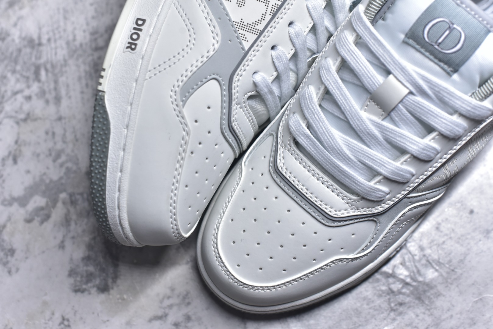 图片[8]-#DIOR B27 Low \’Dior Oblique Galaxy 迪奥 低帮 牛皮织物徽标印花低邦休闲板鞋 这款B27低帮运动鞋是该系列新品，延续Dior的经典款式。采用灰色光滑牛皮革精心制作，侧面饰以米色和黑色Obliquex印花镶片；\”CD Lcons\”造型的鞋带孔眼巧妙精致，双色橡胶鞋底、后侧鞋口和鞋跟处均带有品牌标志性细节，提升格调。时尚百搭，可为各式造型增光添彩。 货号：3SN272ZIR16536 尺码：38 39 40 41 42 43 44 45 46-选品中心