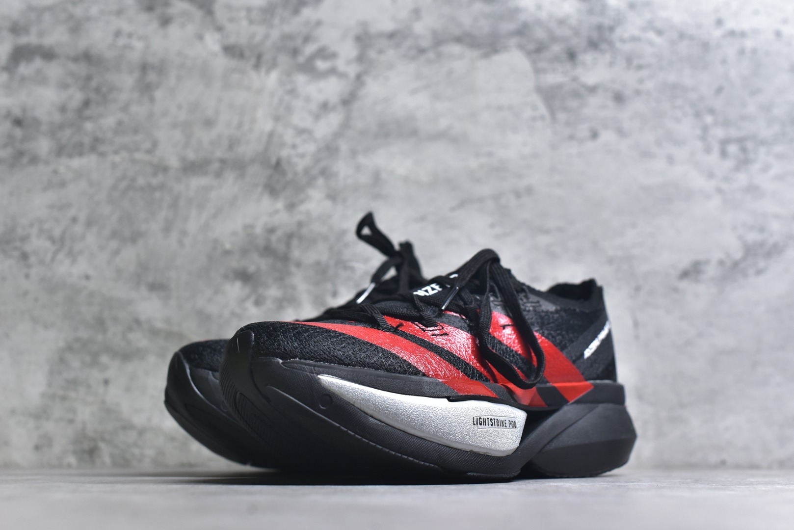 图片[2]-#adidas Adizero Prime X 3.0 Strung 舒适防滑耐磨 低帮 长跑短跑跑步鞋 男女同款 这款adidas Adizero Prime X3跑步鞋集结诸多创新技术，打造出活力满满的竞速利器，力求助你刷新个人纪录。精心打造的Strung鞋面为双脚带来结构感，三层式Lightstrike中底则增添了舒适度。采用碳板与ENERGYRODS 2.0仿跖骨碳柱，感受活力步步迸发，伴你畅快跃步向前。鞋头处含Continental™马牌橡胶，助力自信蹬地。黑红 KJ6946 尺码：36 37 38 39 40 41 42 43 44 45 （无半码）-选品中心