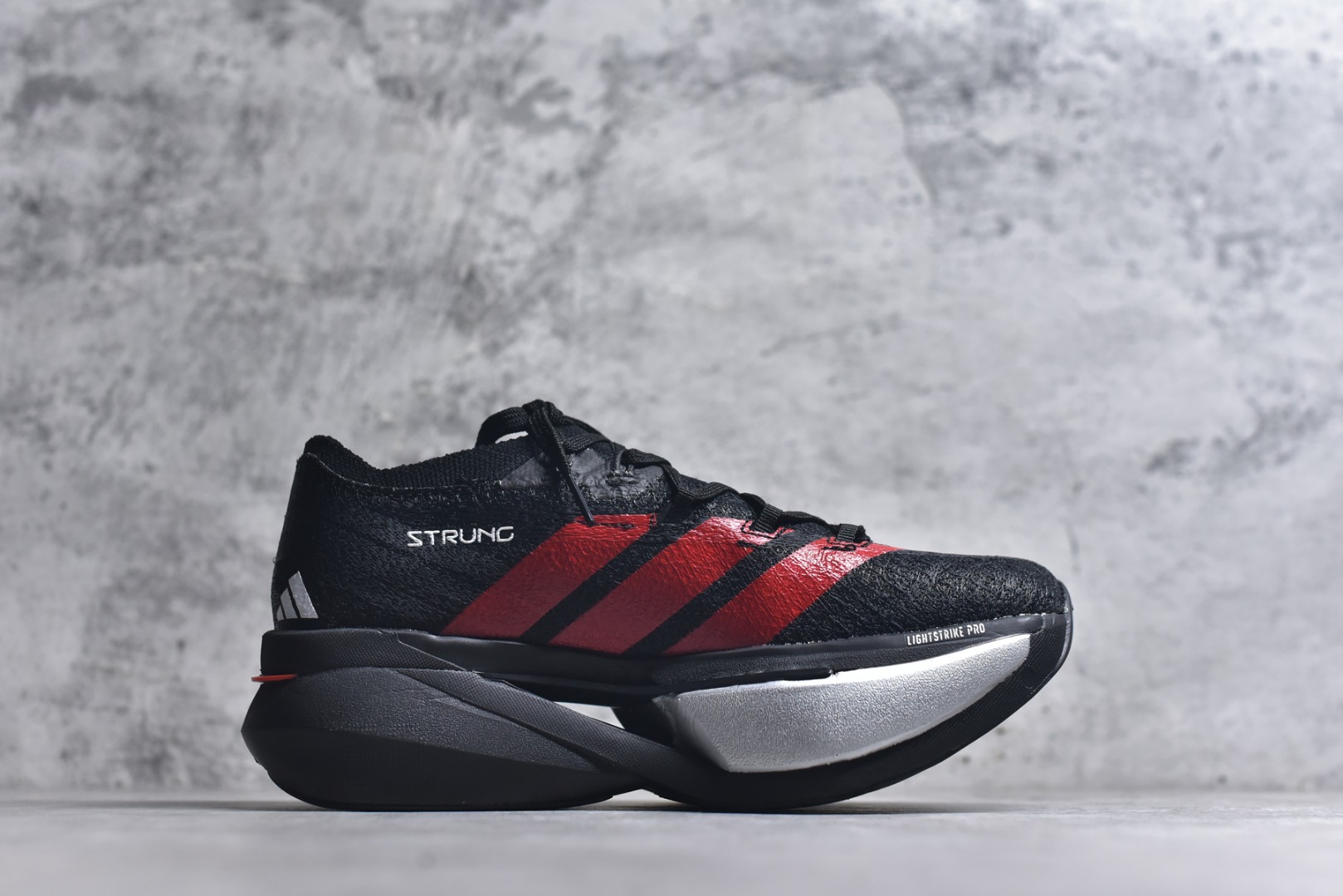 图片[3]-#adidas Adizero Prime X 3.0 Strung 舒适防滑耐磨 低帮 长跑短跑跑步鞋 男女同款 这款adidas Adizero Prime X3跑步鞋集结诸多创新技术，打造出活力满满的竞速利器，力求助你刷新个人纪录。精心打造的Strung鞋面为双脚带来结构感，三层式Lightstrike中底则增添了舒适度。采用碳板与ENERGYRODS 2.0仿跖骨碳柱，感受活力步步迸发，伴你畅快跃步向前。鞋头处含Continental™马牌橡胶，助力自信蹬地。黑红 KJ6946 尺码：36 37 38 39 40 41 42 43 44 45 （无半码）-选品中心