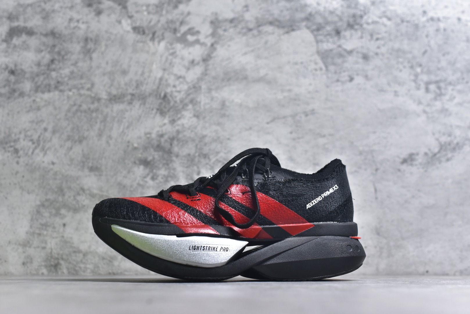 #adidas Adizero Prime X 3.0 Strung 舒适防滑耐磨 低帮 长跑短跑跑步鞋 男女同款 这款adidas Adizero Prime X3跑步鞋集结诸多创新技术，打造出活力满满的竞速利器，力求助你刷新个人纪录。精心打造的Strung鞋面为双脚带来结构感，三层式Lightstrike中底则增添了舒适度。采用碳板与ENERGYRODS 2.0仿跖骨碳柱，感受活力步步迸发，伴你畅快跃步向前。鞋头处含Continental™马牌橡胶，助力自信蹬地。黑红 KJ6946 尺码：36 37 38 39 40 41 42 43 44 45 （无半码）-选品中心