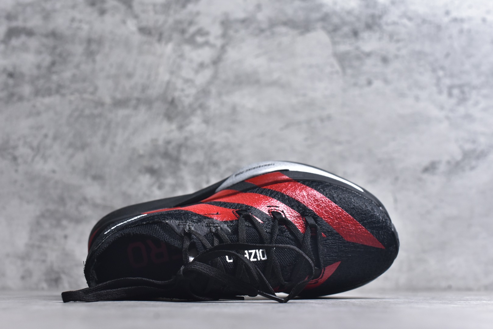 图片[4]-#adidas Adizero Prime X 3.0 Strung 舒适防滑耐磨 低帮 长跑短跑跑步鞋 男女同款 这款adidas Adizero Prime X3跑步鞋集结诸多创新技术，打造出活力满满的竞速利器，力求助你刷新个人纪录。精心打造的Strung鞋面为双脚带来结构感，三层式Lightstrike中底则增添了舒适度。采用碳板与ENERGYRODS 2.0仿跖骨碳柱，感受活力步步迸发，伴你畅快跃步向前。鞋头处含Continental™马牌橡胶，助力自信蹬地。黑红 KJ6946 尺码：36 37 38 39 40 41 42 43 44 45 （无半码）-选品中心